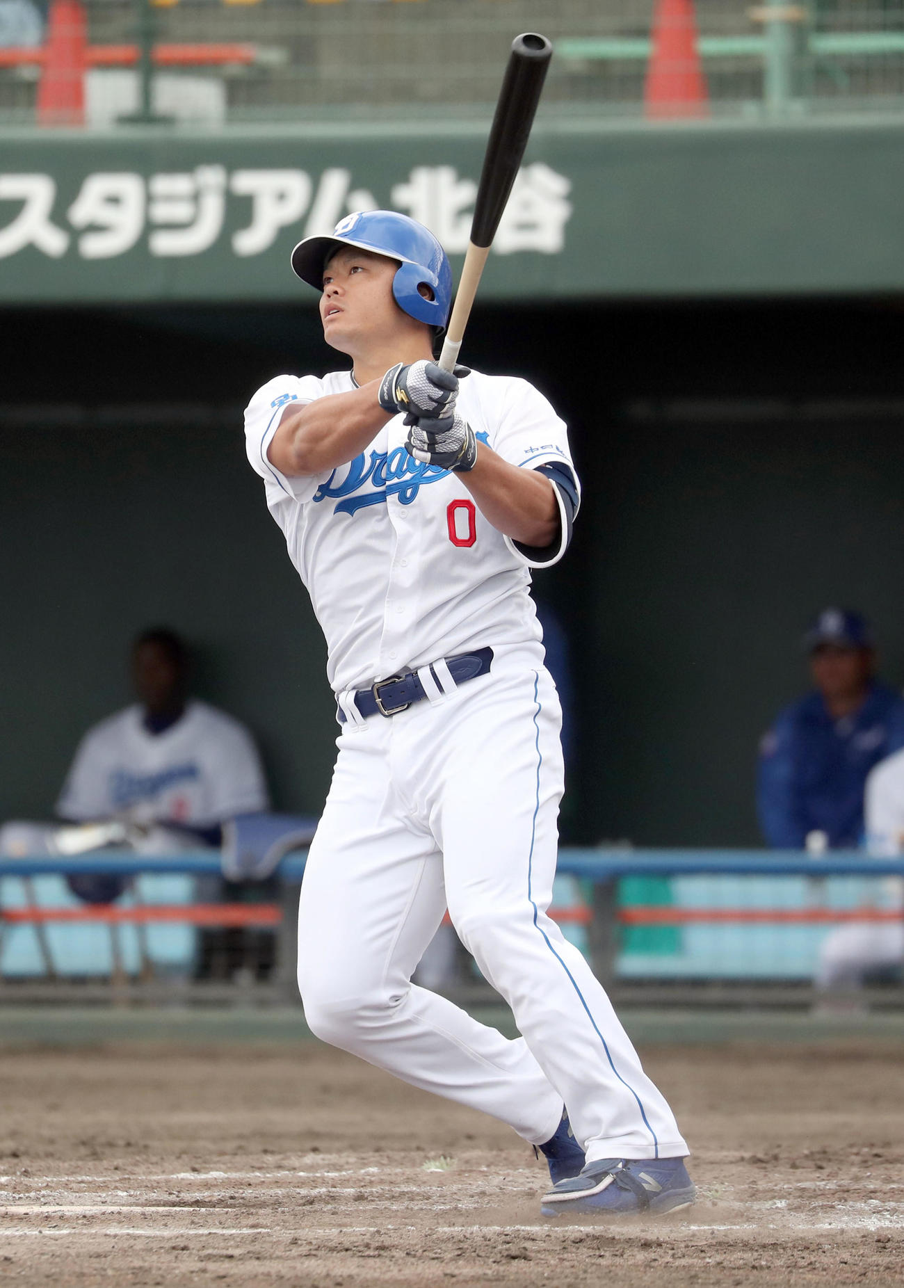 中日対日本ハム　7回裏中日1死一、三塁、細川は左越え3点本塁打を放つ（撮影・佐藤翔太）
