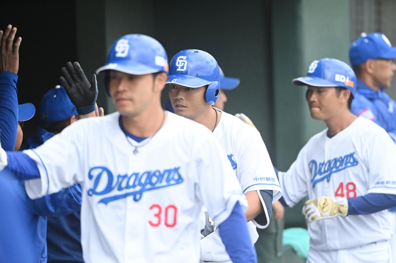 中日対日本ハム　7回裏中日1死一、三塁、左越え3点本塁打を放った細川（中央）（撮影・森本幸一）