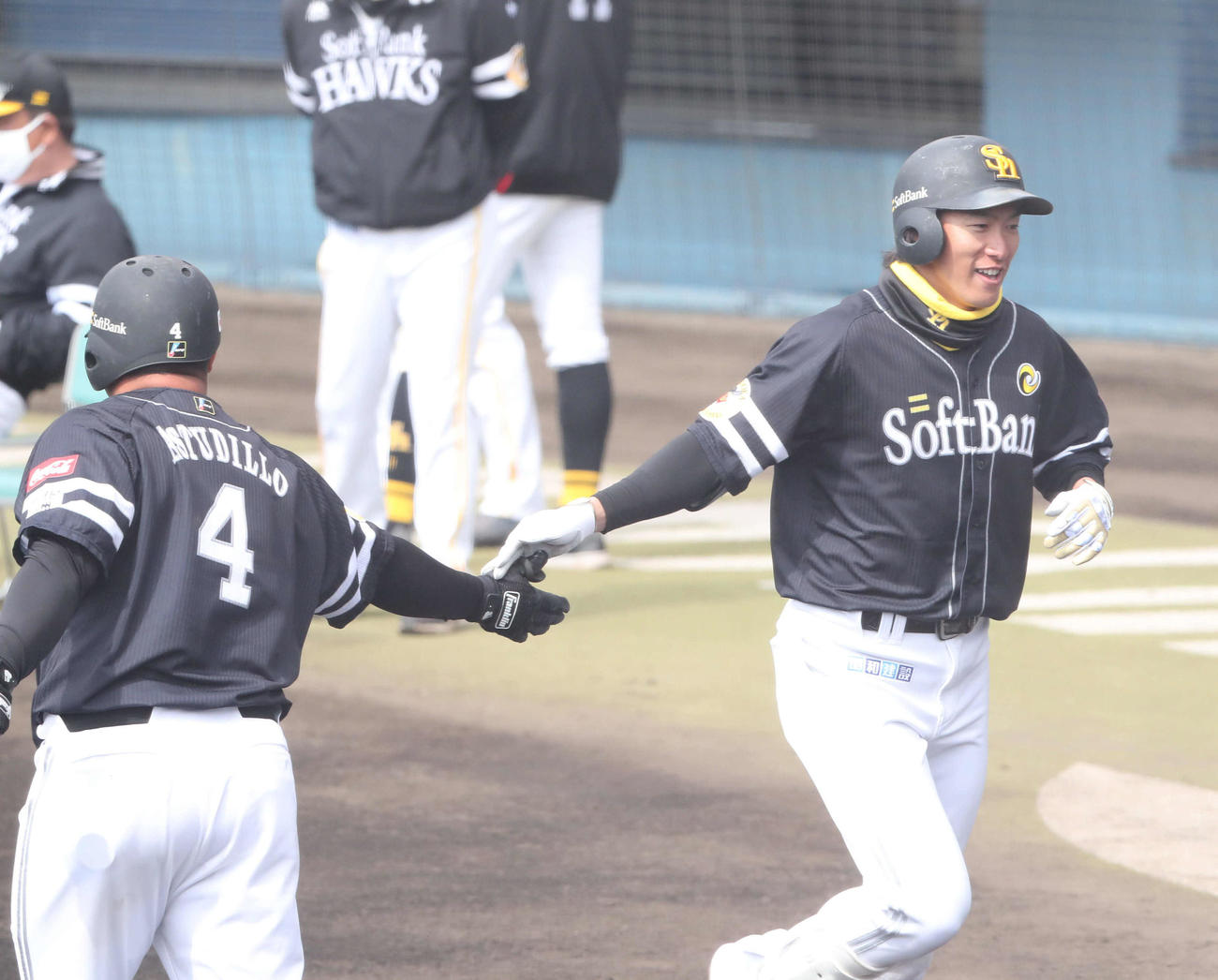 紅白戦　1回表紅1死一、三塁、柳田（右）は右中間に先制となる3点本塁打を放ち笑顔、左はアストュディーヨ（撮影・梅根麻紀）