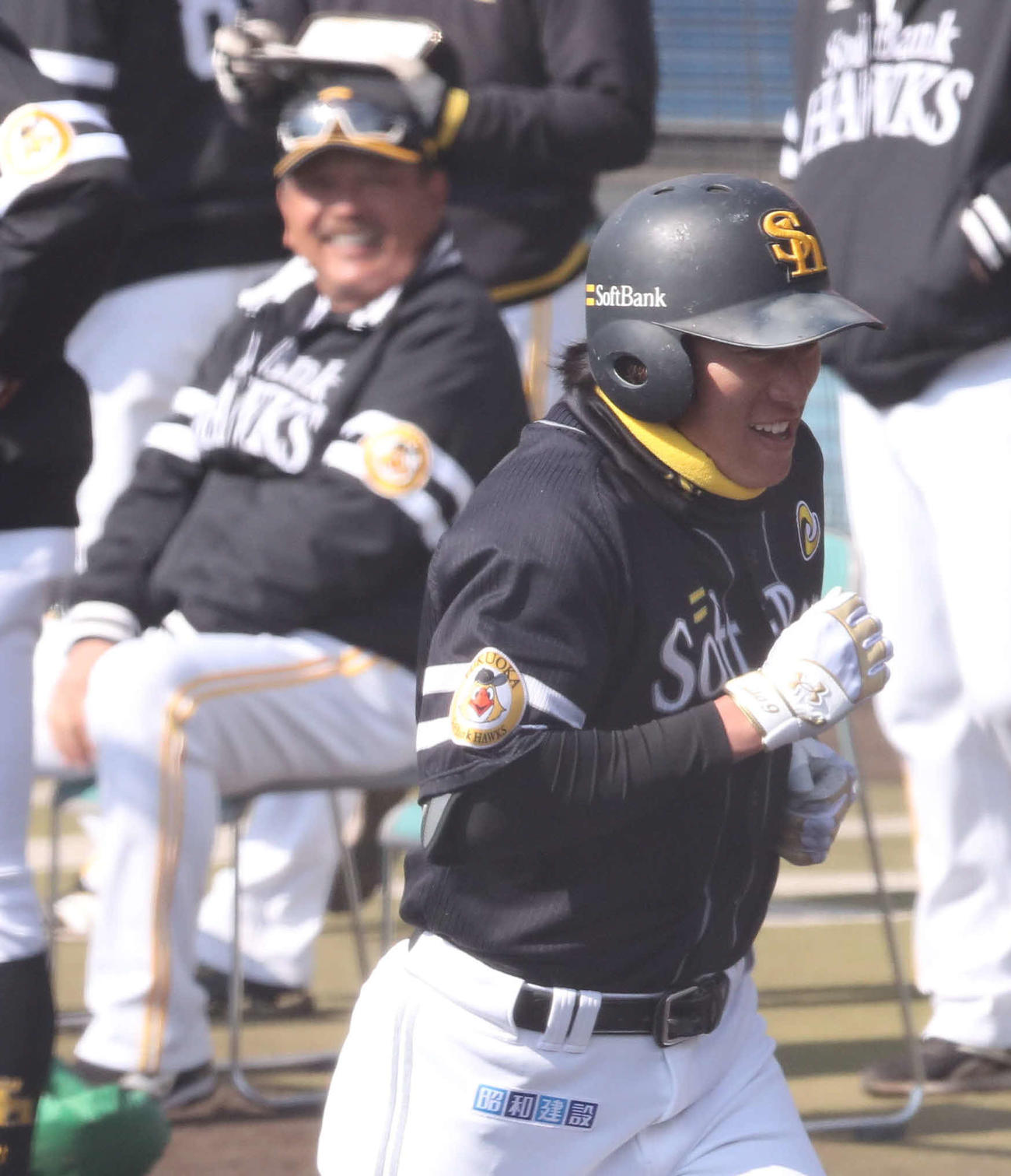 紅白戦　4回表紅無死、柳田悠岐（手前）は2打席連続となる右越え本塁打を放ち、笑顔の藤本博史監督を背にベンチに戻る（撮影・梅根麻紀）