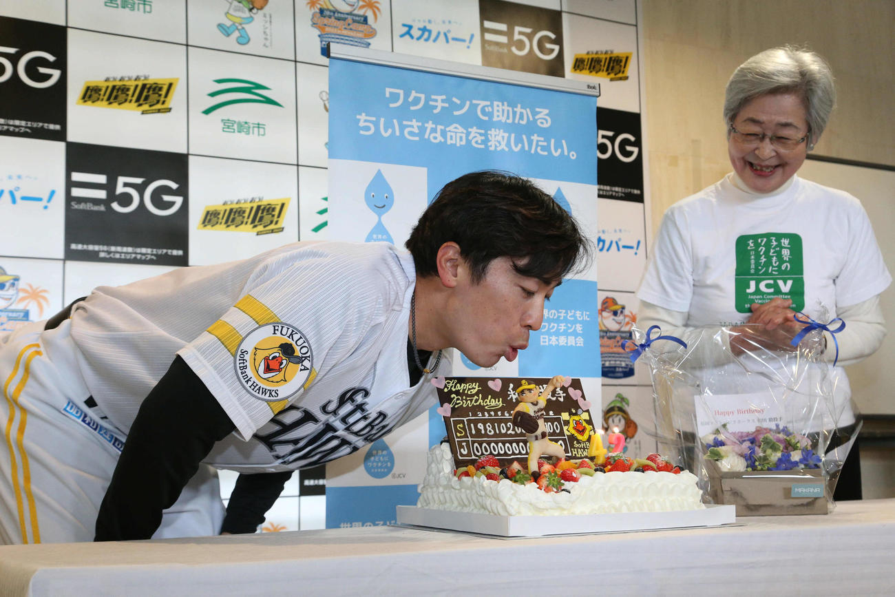 JCVから感謝状を授与された21日に誕生日をむかえた和田、右は剱持睦子理事（撮影・梅根麻紀）