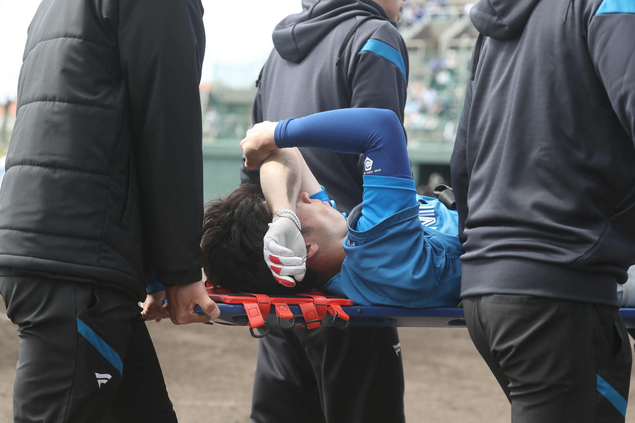 中日対日本ハム　3回裏中日無死、龍空の打球を捕球後フェンスに激突し運ばれていく五十幡（撮影・佐藤翔太）