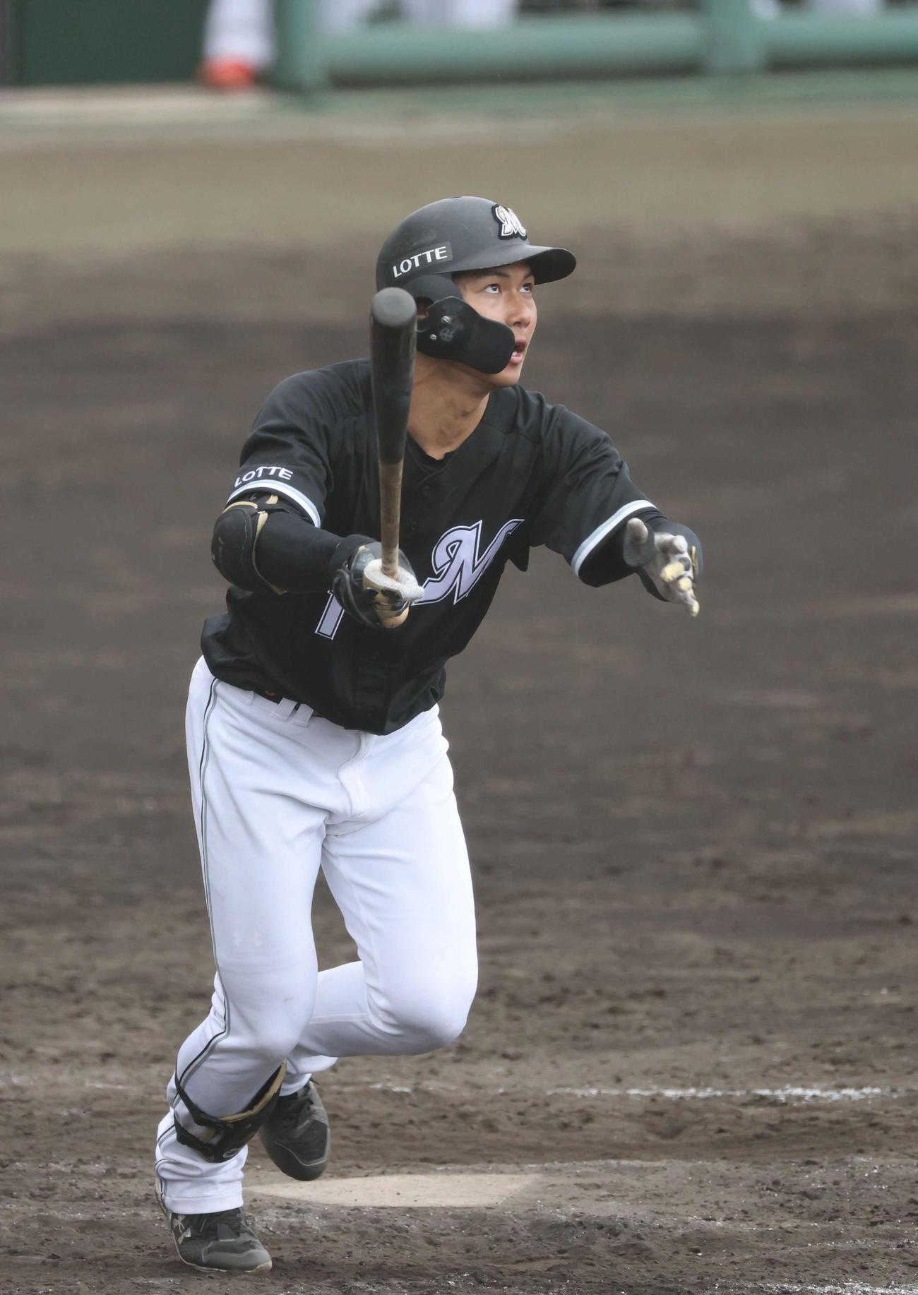 広島対ロッテ　8回表ロッテ1死一塁、藤原は勝ち越しの右越え2点本塁打を放つ（撮影・加藤孝規）