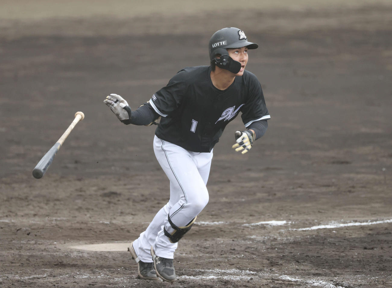 広島対ロッテ　8回表ロッテ1死一塁、藤原は勝ち越しの右越え2点本塁打を放つ（撮影・加藤孝規）