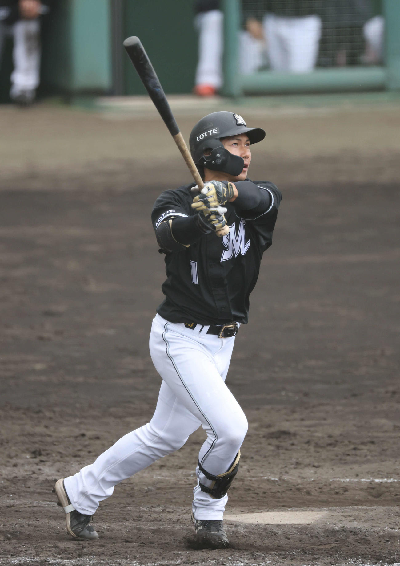広島対ロッテ　8回表ロッテ1死一塁、藤原は勝ち越しの右越え2点本塁打を放つ（撮影・加藤孝規）