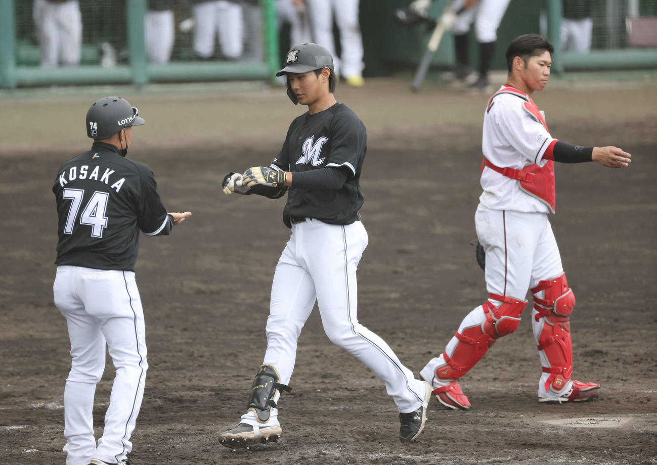 広島対ロッテ　8回表ロッテ1死一塁、勝ち越しの右越え2点本塁打を放った藤原（中央）。右は7回に同点弾を放った坂倉（撮影・加藤孝規）