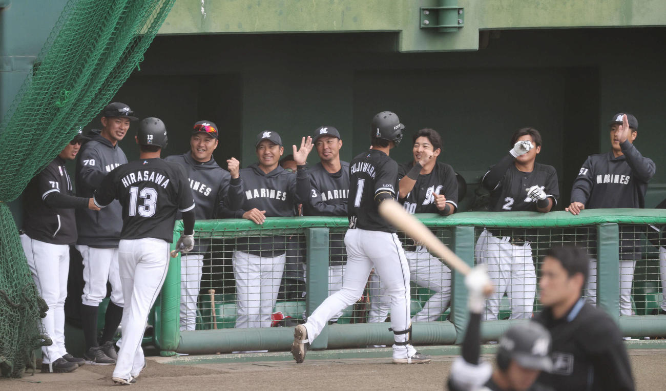 広島対ロッテ　8回表ロッテ1死一塁、勝ち越しの右越え2点本塁打を放った藤原を迎えるナイン（撮影・加藤孝規）