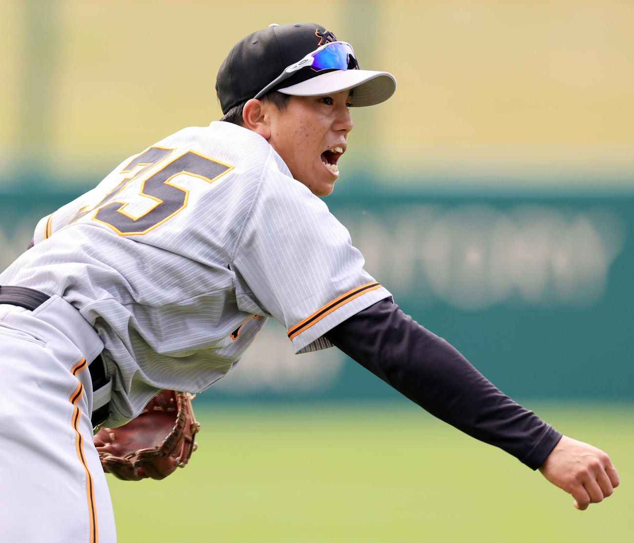 中継プレーで本塁に好送球し雄たけびを上げる巨人門脇（撮影・浅見桂子）