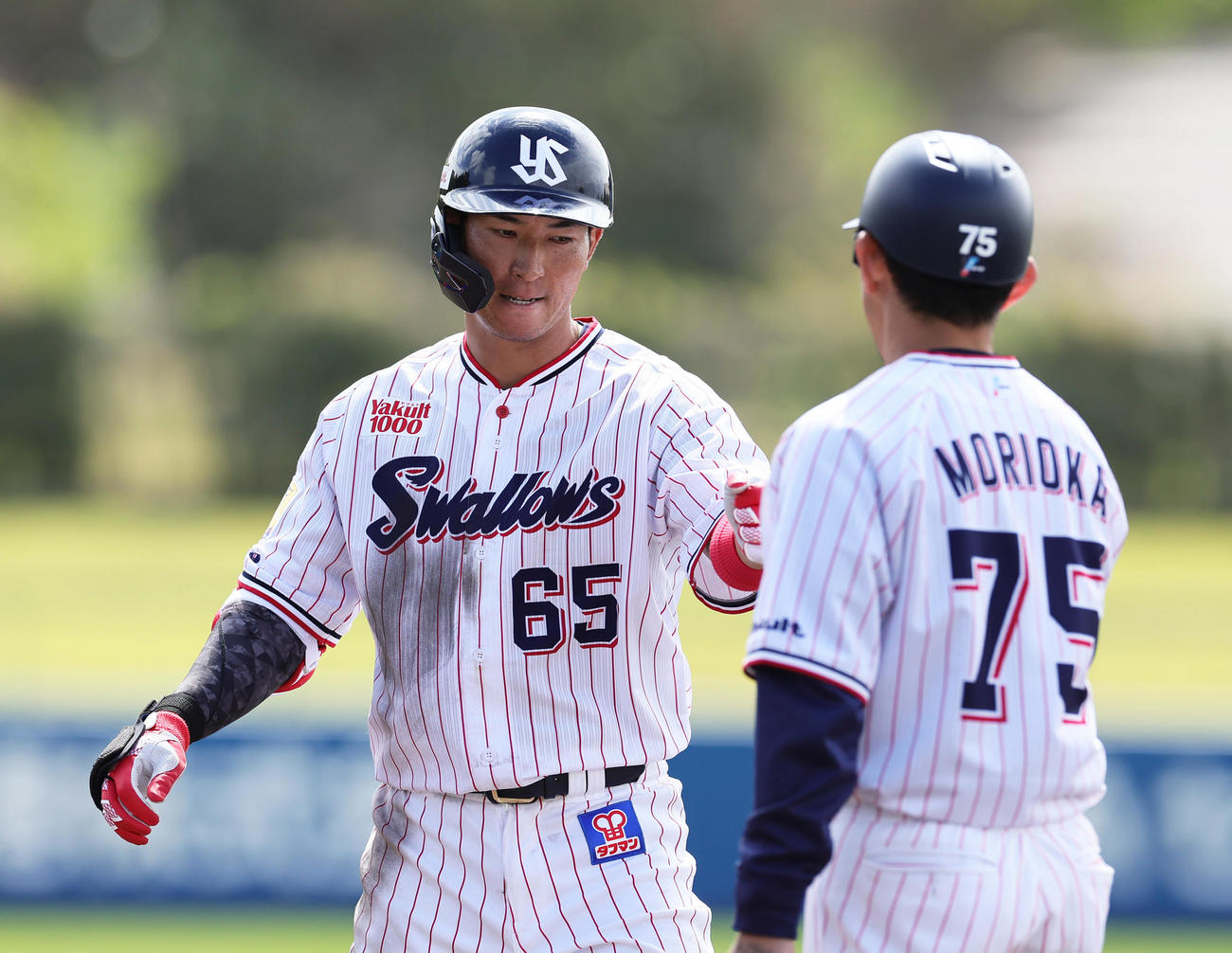 ヤクルト対キューバ代表　3回裏ヤクルト2死一、三塁、松本友（左）は右前適時打を放つ（撮影・足立雅史）