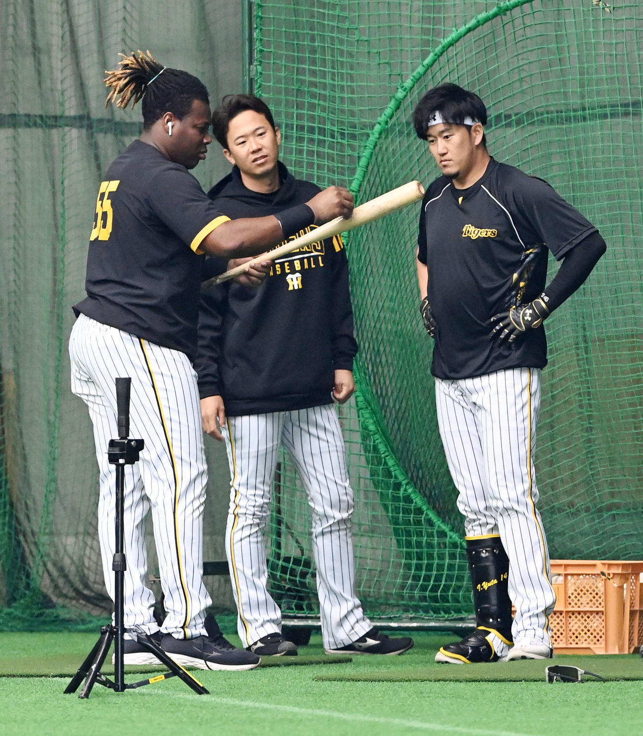 岩貞（右）が使用するバットに興味を示すミエセス（撮影・前岡正明）