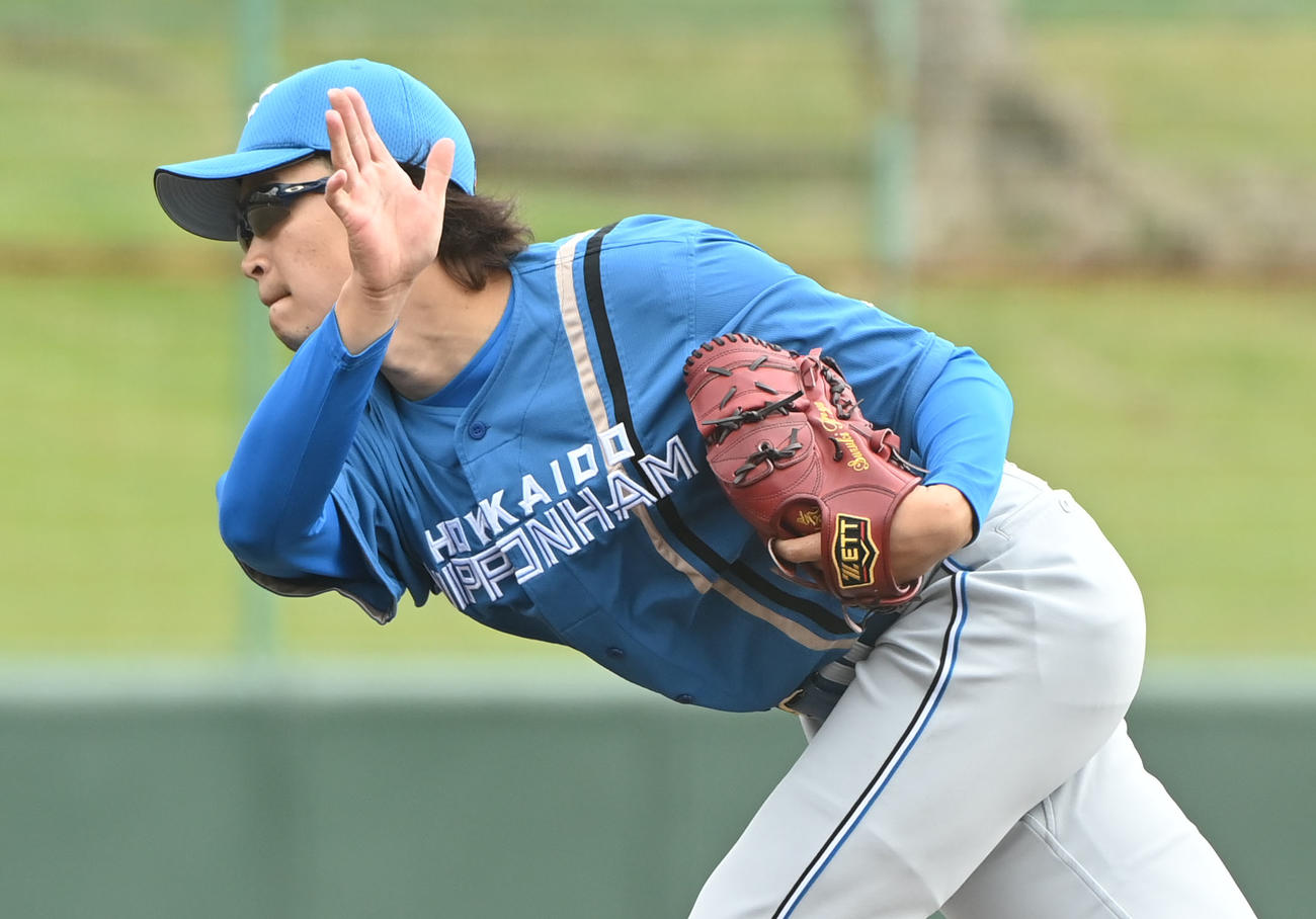 中日対日本ハム　1回裏、登板する日本ハム先発の鈴木（撮影・森本幸一）