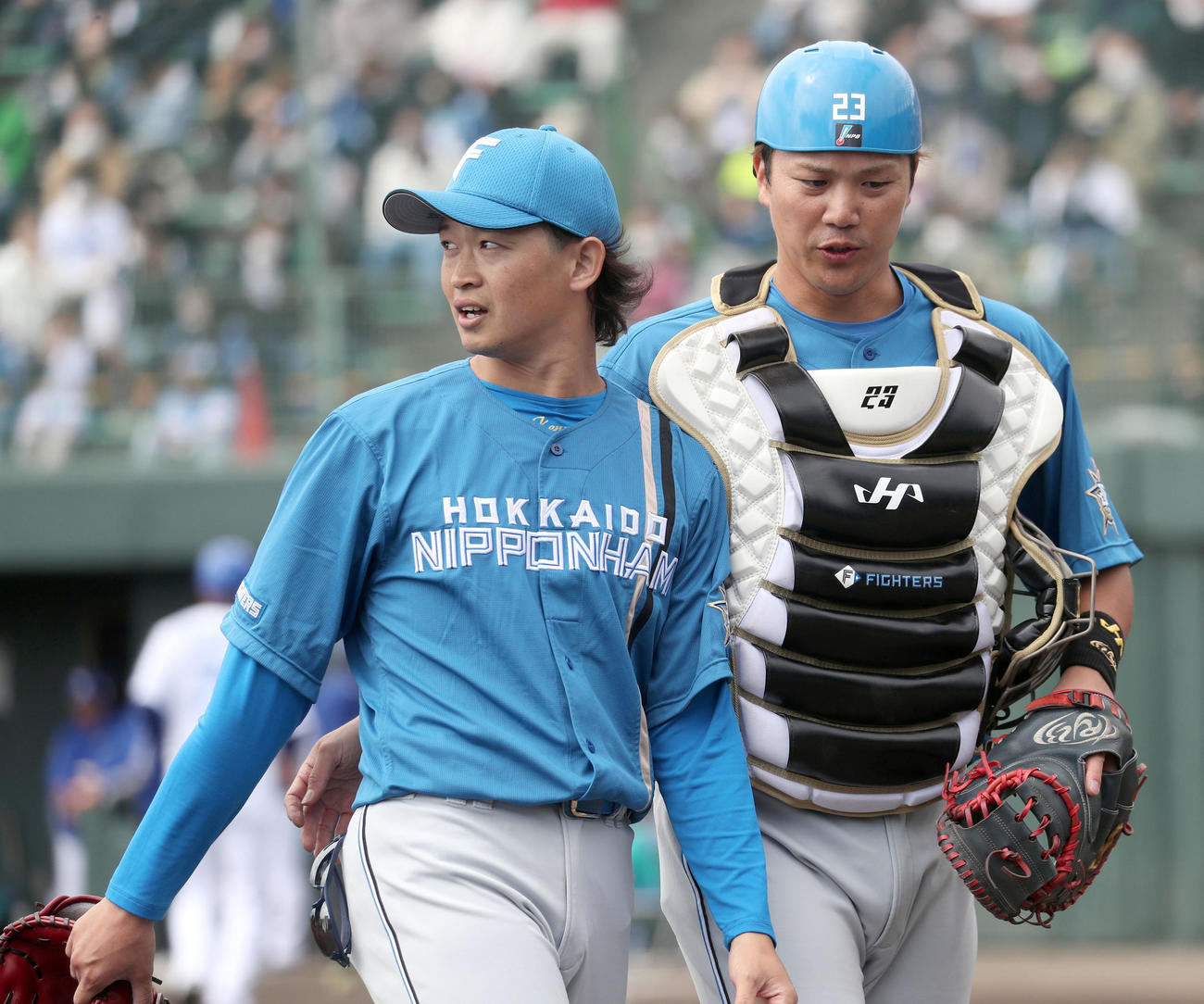 中日対日本ハム　1回裏を無失点に抑えベンチに戻る鈴木（左）と伏見（撮影・佐藤翔太）
