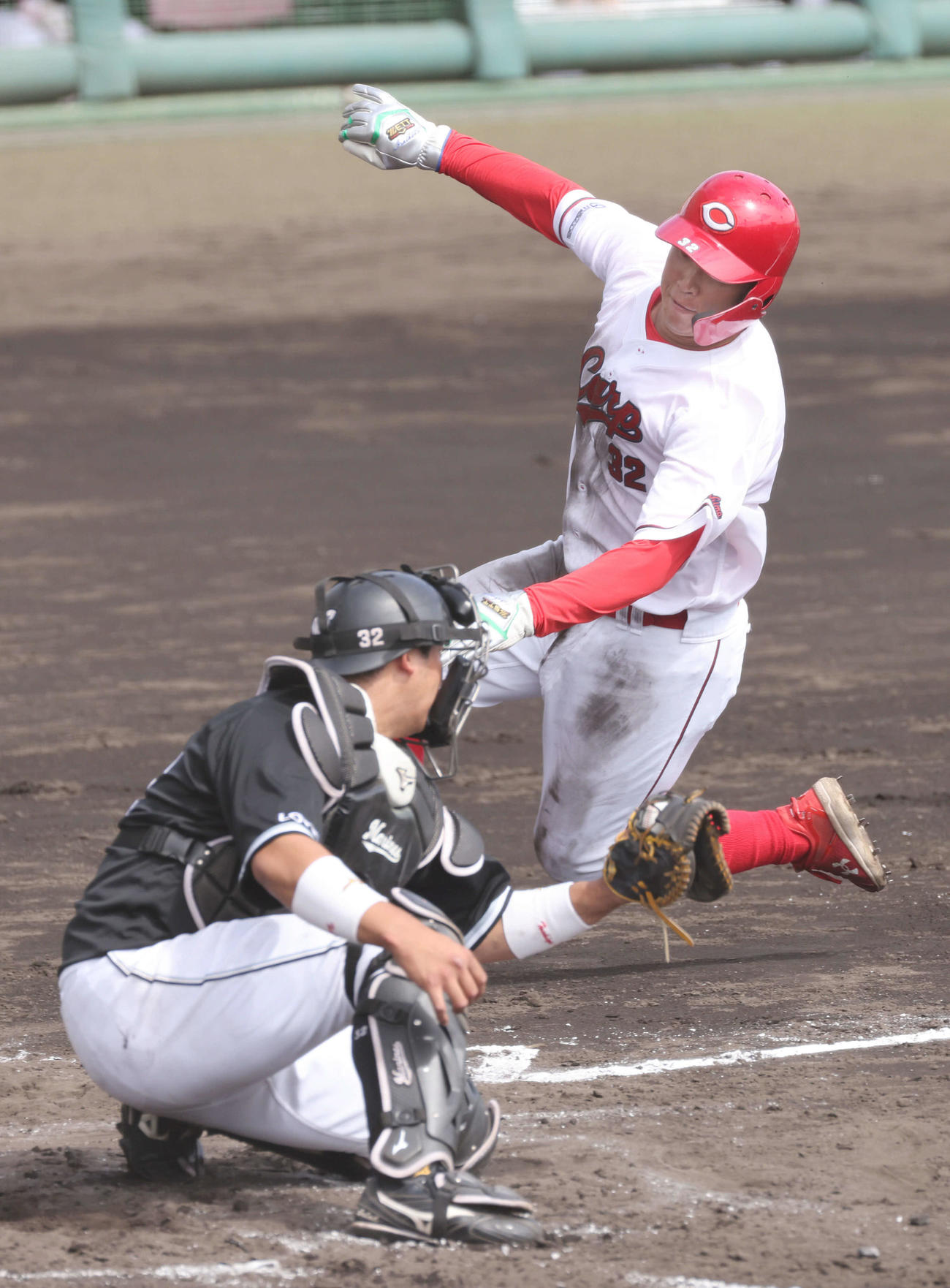 練習試合広島対ロッテ　3回裏広島1死一、二塁、西川の右勝ち越し適時打で二走の石原が生還。捕手は佐藤都（撮影・加藤孝規）