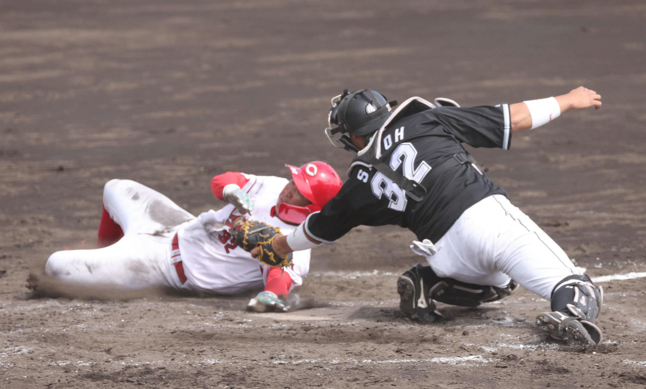 練習試合広島対ロッテ　3回裏広島1死一、二塁、西川の右勝ち越し適時打で二走の石原が生還。捕手は佐藤都（撮影・加藤孝規）