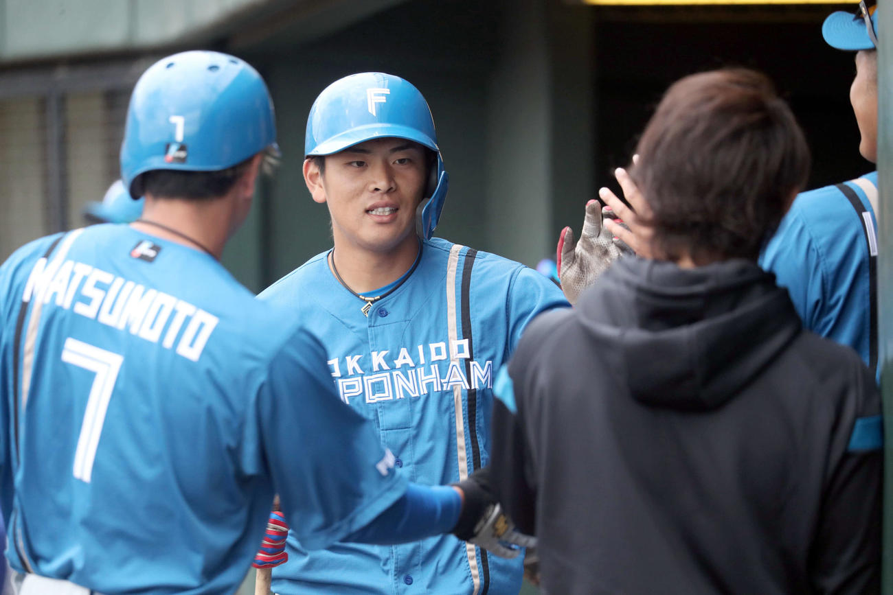 中日対日本ハム　7回表日本ハム1死一塁、野村は右越え2点本塁打を放ちナインに出迎えられる（撮影・佐藤翔太）
