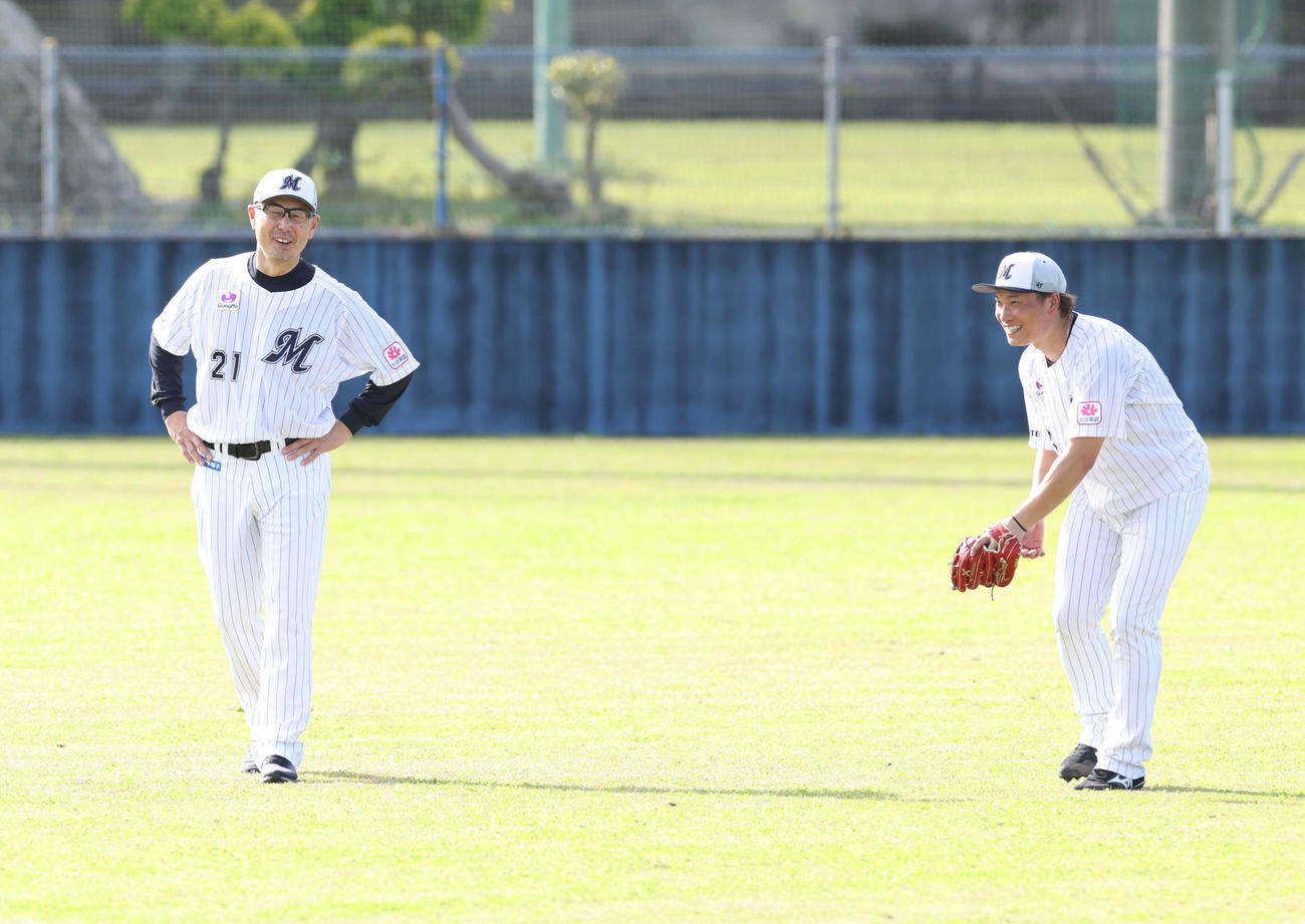 2023年2月1日、キャンプ初日にロッテ吉井監督（左）と笑顔で言葉を交わす岩下