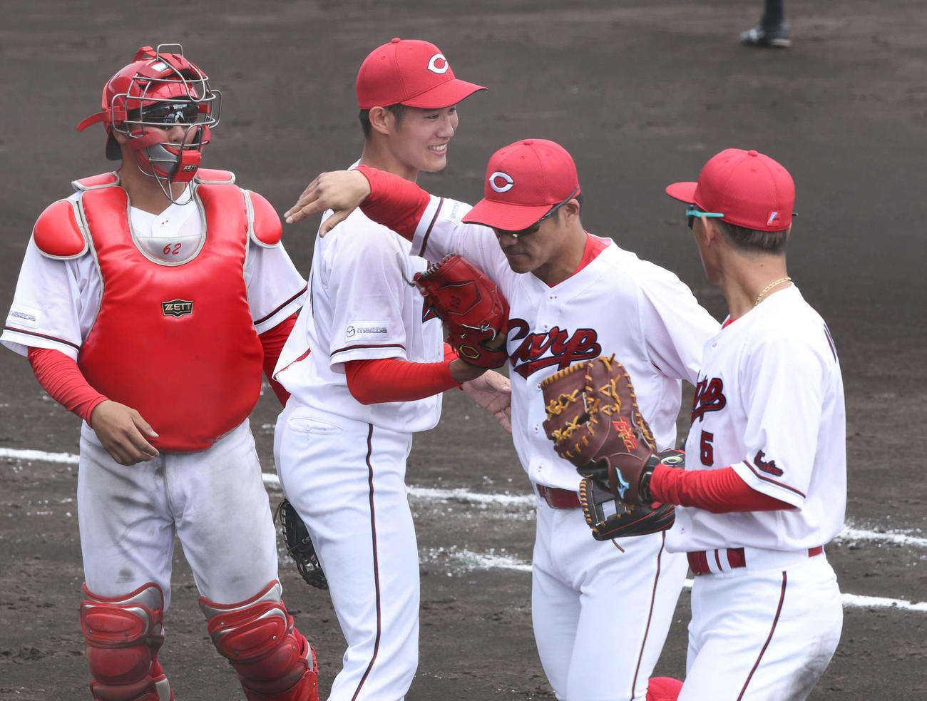 練習試合広島対ロッテ　4回表ロッテ、何とか無失点でまとめた広島2番手のドラフト6位の長谷部（左から2人目）。左から石原、長谷部、田中、西川（撮影・加藤孝規）