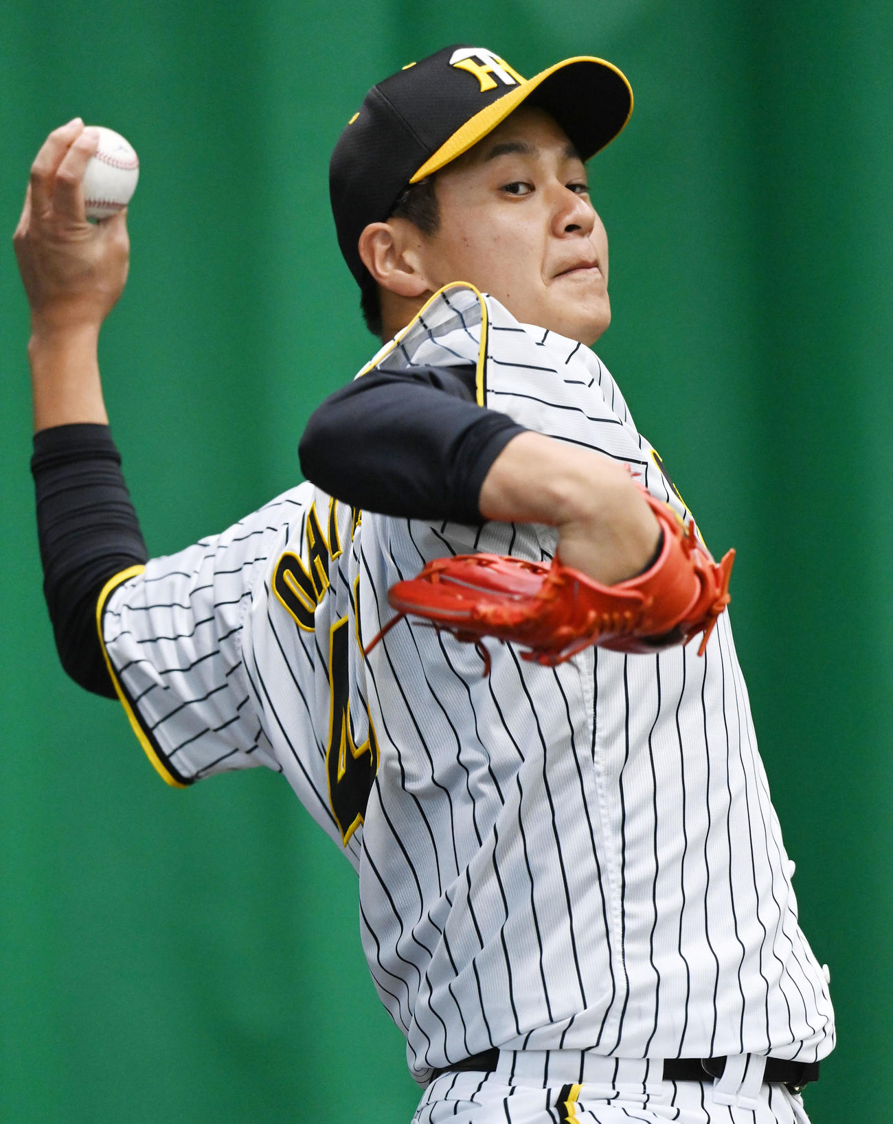 ブルペンで投球練習を行う大竹（撮影・前岡正明）