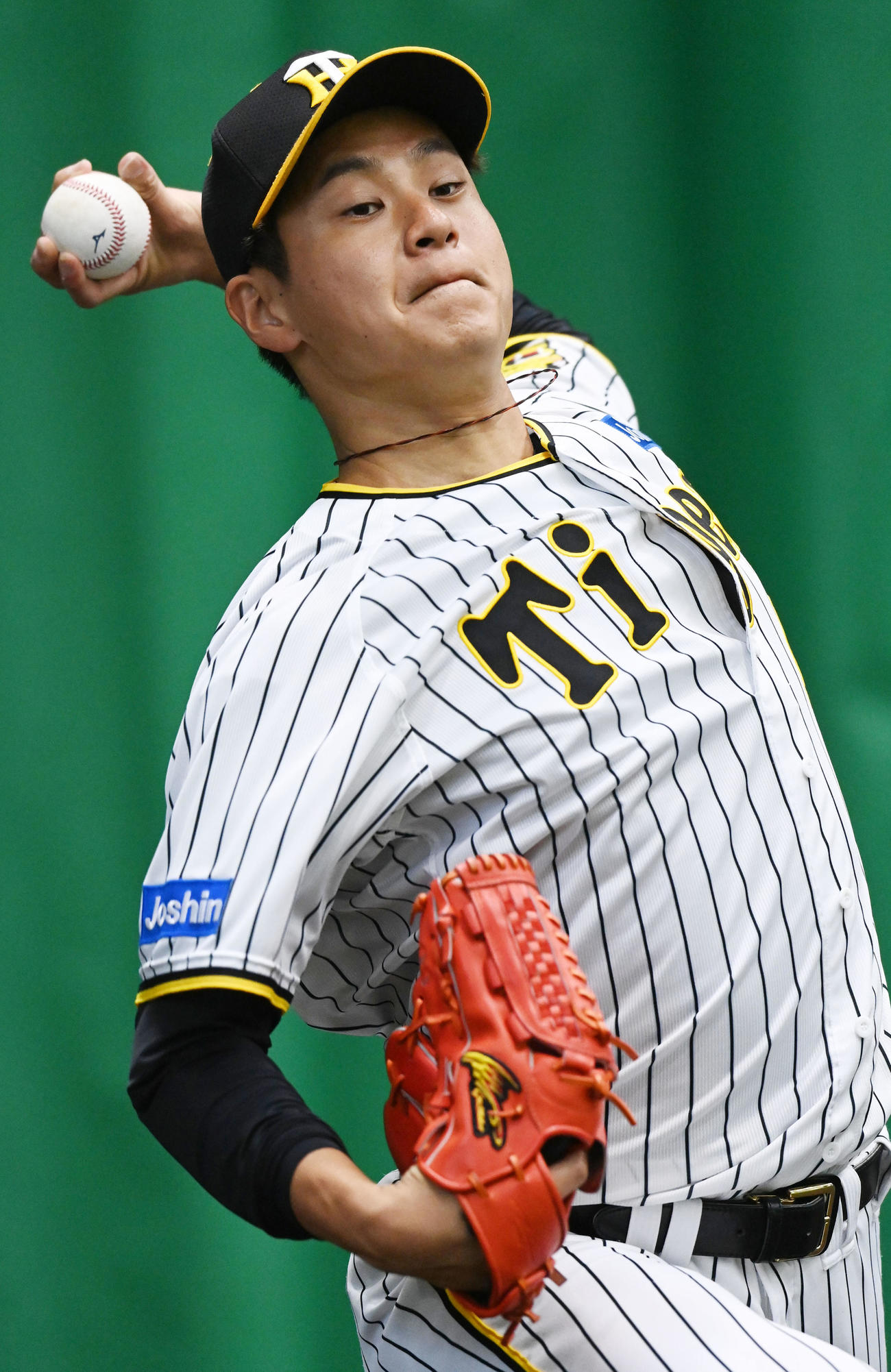 ブルペンで投球練習を行う大竹（撮影・前岡正明）