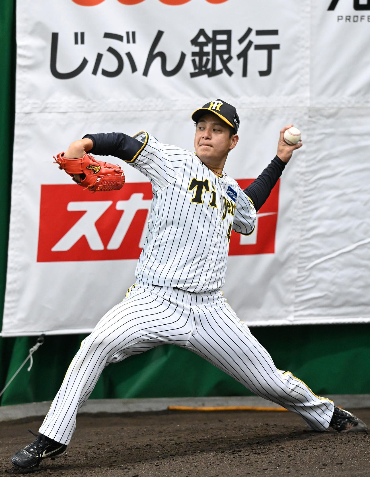 ブルペンで投球練習を行う大竹（撮影・前岡正明）