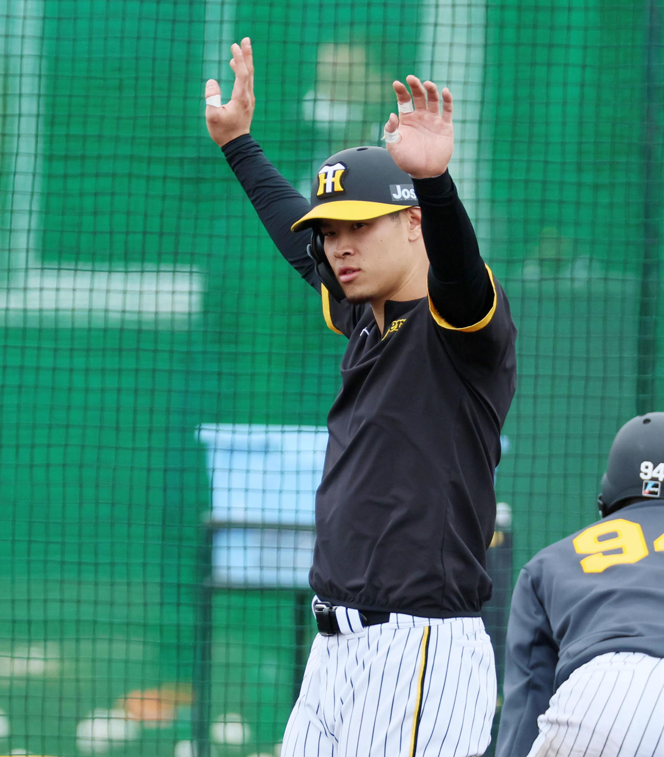 走塁練習中、外野方向に向かって手を上げる佐藤輝（撮影・加藤哉）