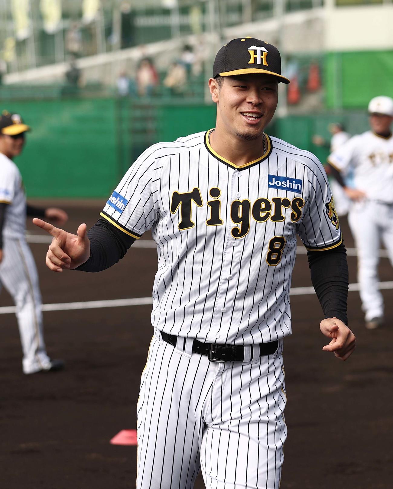 笑顔を見せる佐藤輝（撮影・上田博志）