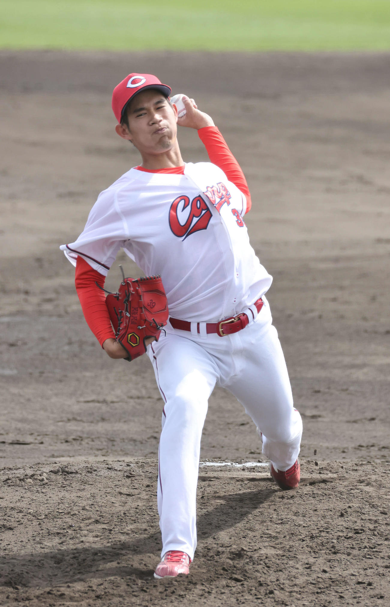 練習試合広島対ロッテ　4回表ロッテ、広島2番手のドラフト6位の長谷部（撮影・加藤孝規）