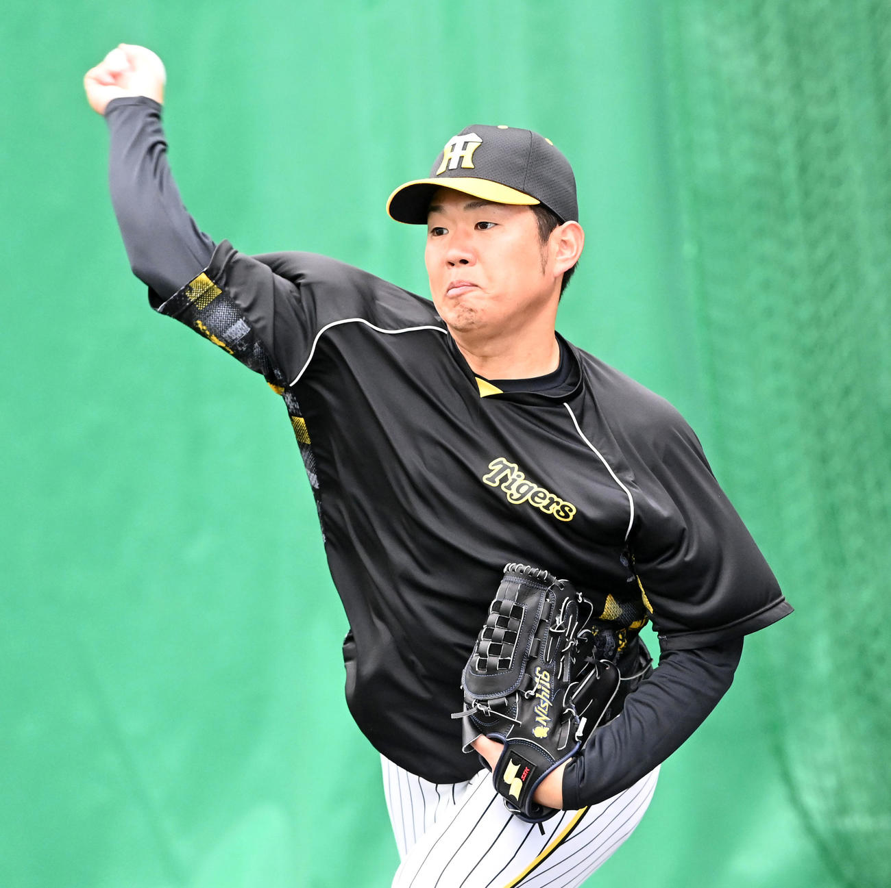 ブルペンで投球練習を行う阪神西勇輝（撮影・前岡正明）