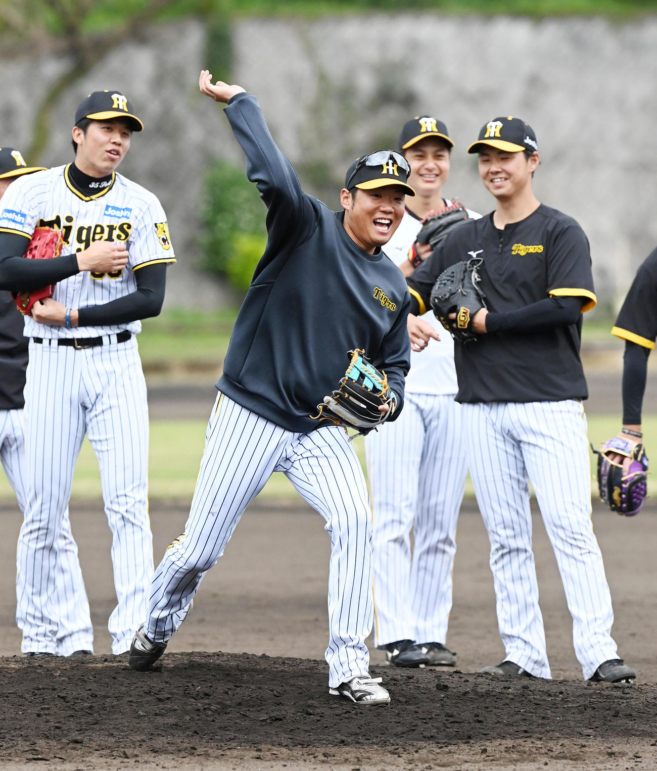笑顔で投内連係を行う阪神西勇輝（撮影・前岡正明）