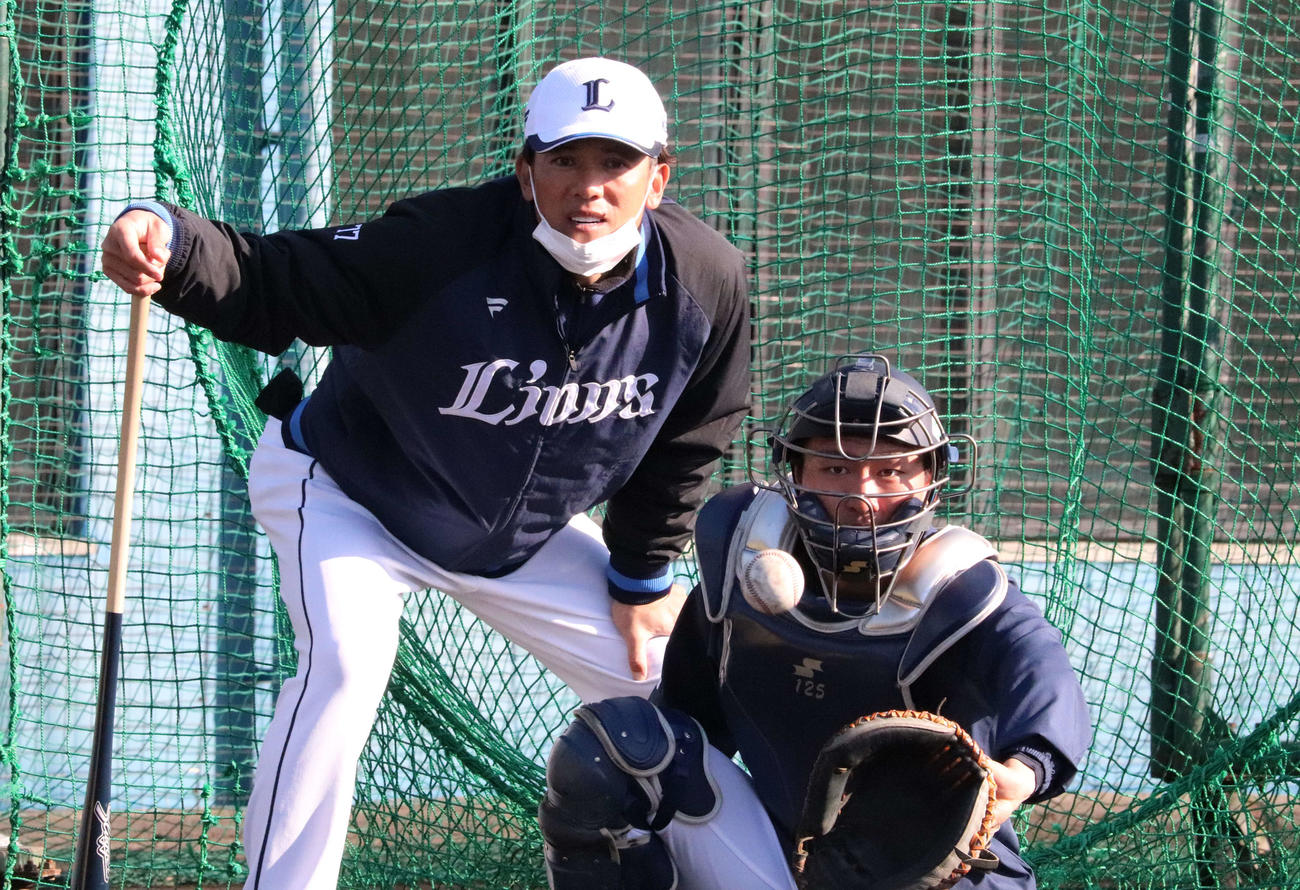 松井監督（左）に見守られながら捕球練習を行う西武古市（撮影・金子真仁）