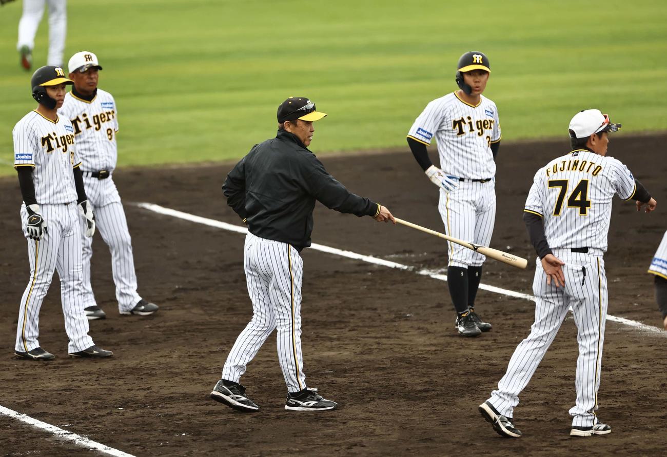 岡田監督（左）はランダウンプレーの練習で選手に指示を出す（撮影・上田博志）