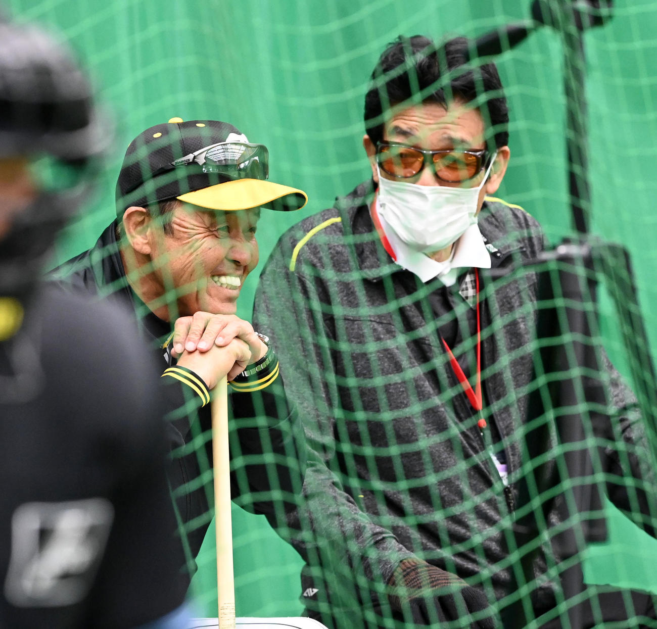 ブルペンでOBの江本孟紀氏（右）と笑顔で話す岡田監督（撮影・前岡正明）