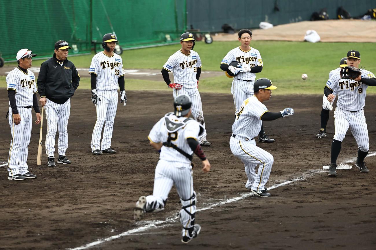岡田監督（左から2人目）はランダンプレーの練習を見守る（撮影・上田博志）