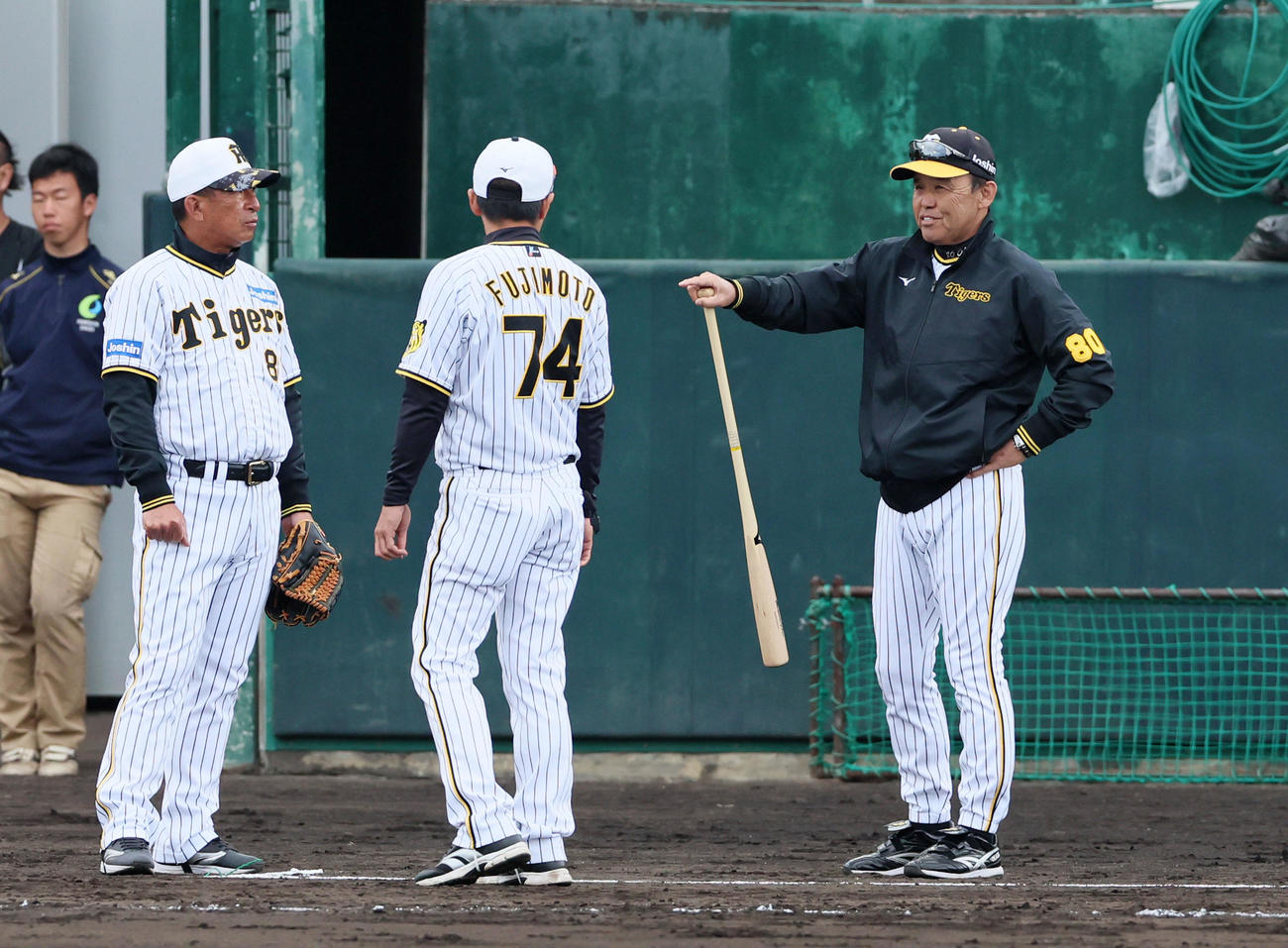 ケースノックでの練習中コーチ陣と話す岡田監督。左端は馬場コーチ、中央は藤本コーチ（撮影・加藤哉）