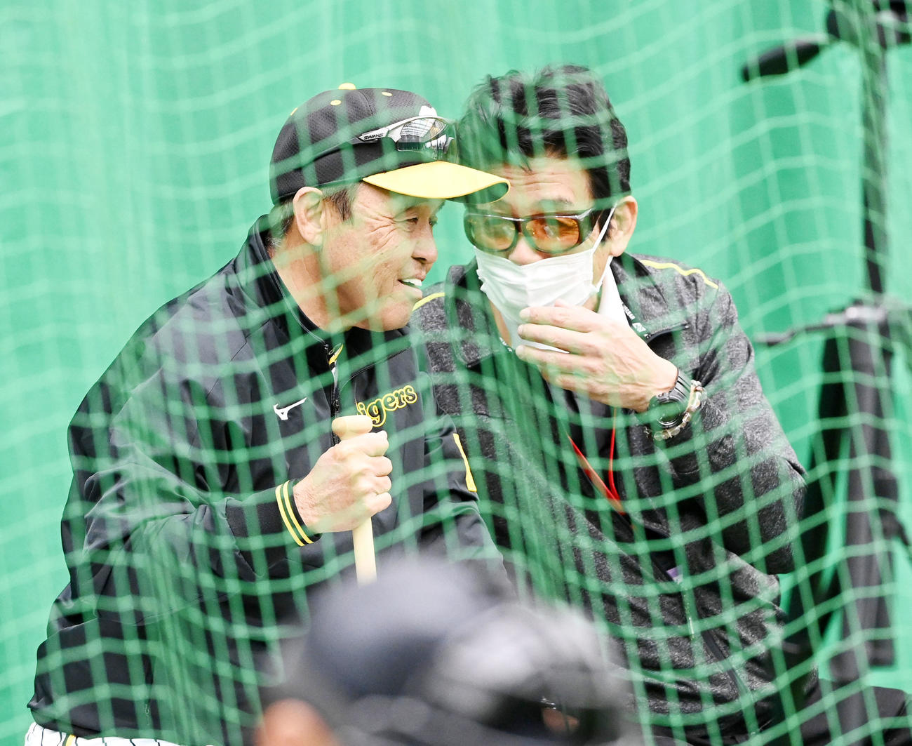 ブルペンでOBの江本孟紀氏と笑顔で話す岡田監督（撮影・前岡正明）