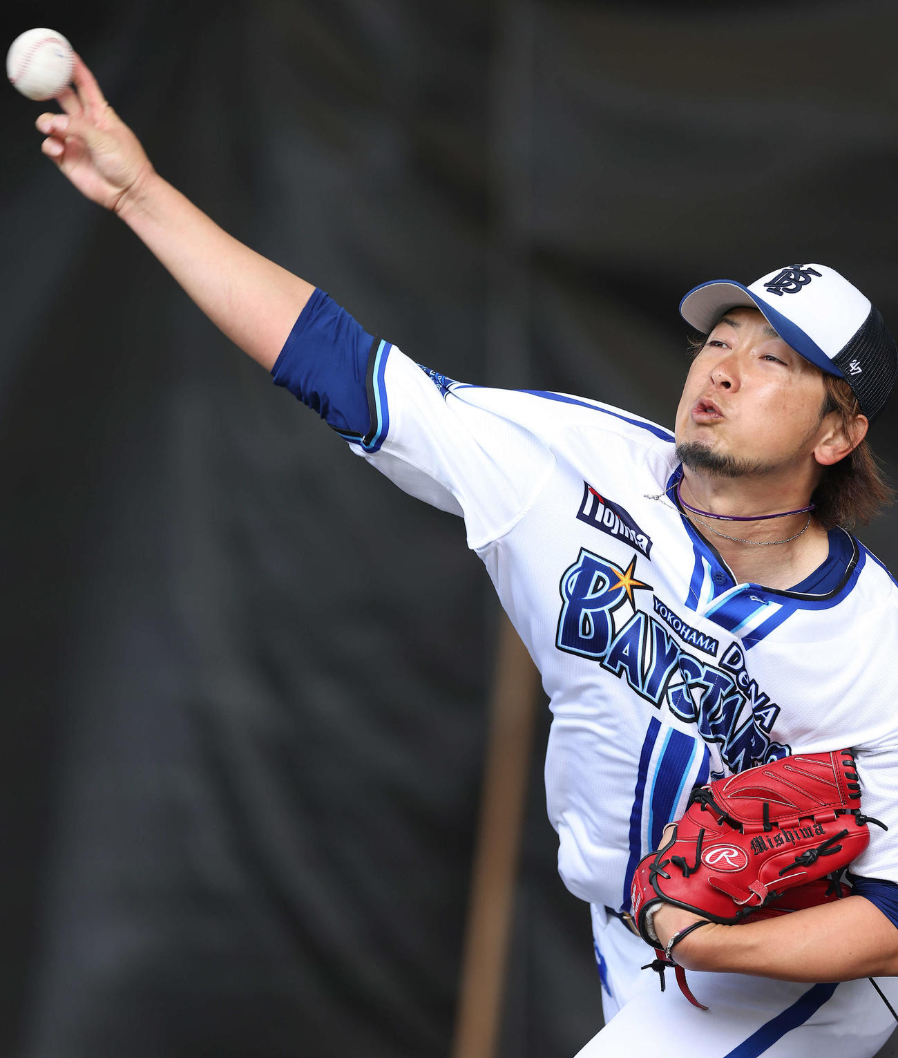 ブルペン投球するDeNA三嶋（撮影・河田真司）