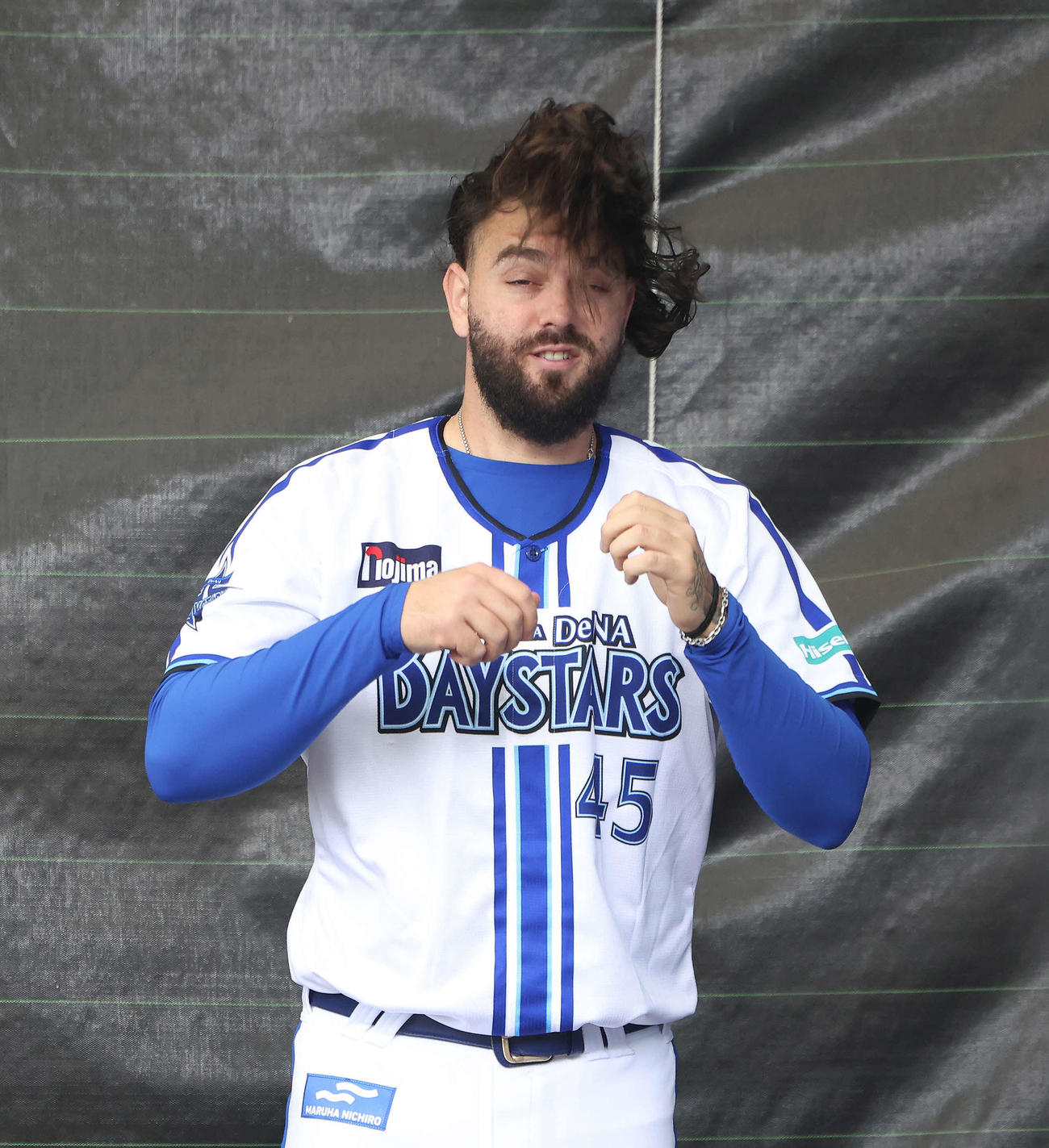 髪をまとめるDeNAガゼルマン（撮影・河田真司）