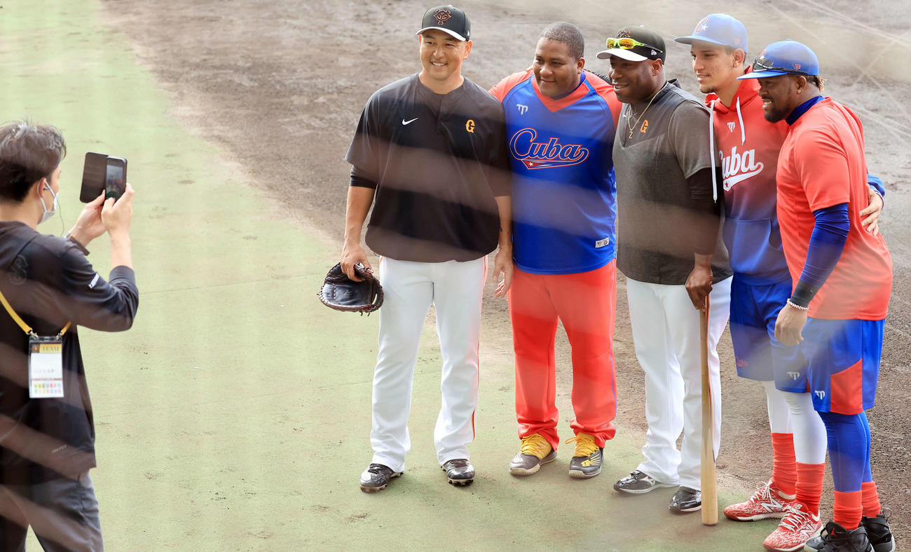 巨人対キューバ代表　試合前、巨人中島（左）、ウィーラー（左から3人目）は、キューバ代表デスパイネ（左から2人目）、ペレス（同4人目）、ドレイク（同5人目）らと笑顔で記念撮影（撮影・浅見桂子）