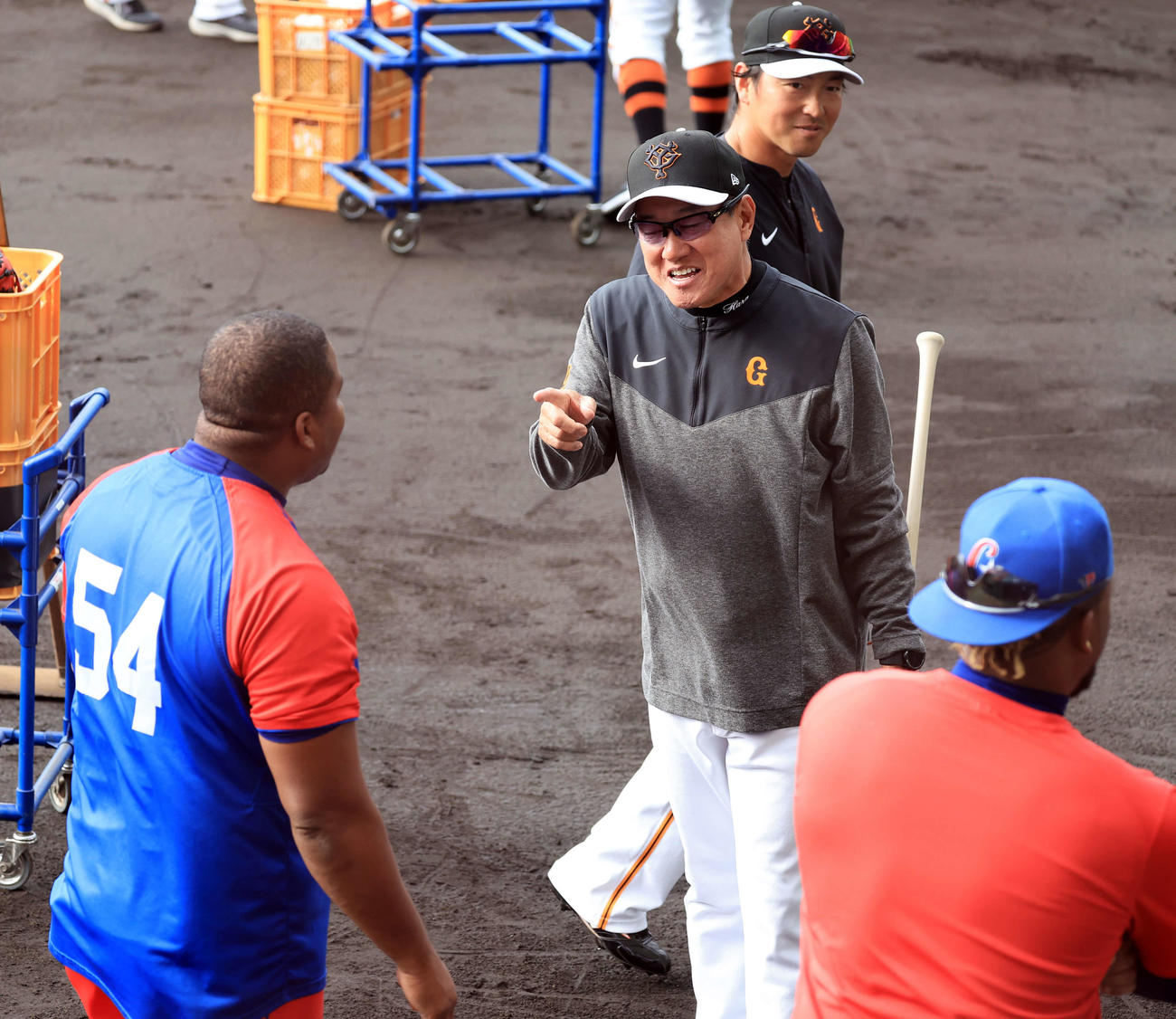 巨人対キューバ代表　試合前、巨人原監督（中央）はキューバ代表デスパイネと笑顔であいさつ。奥は長野（撮影・浅見桂子）