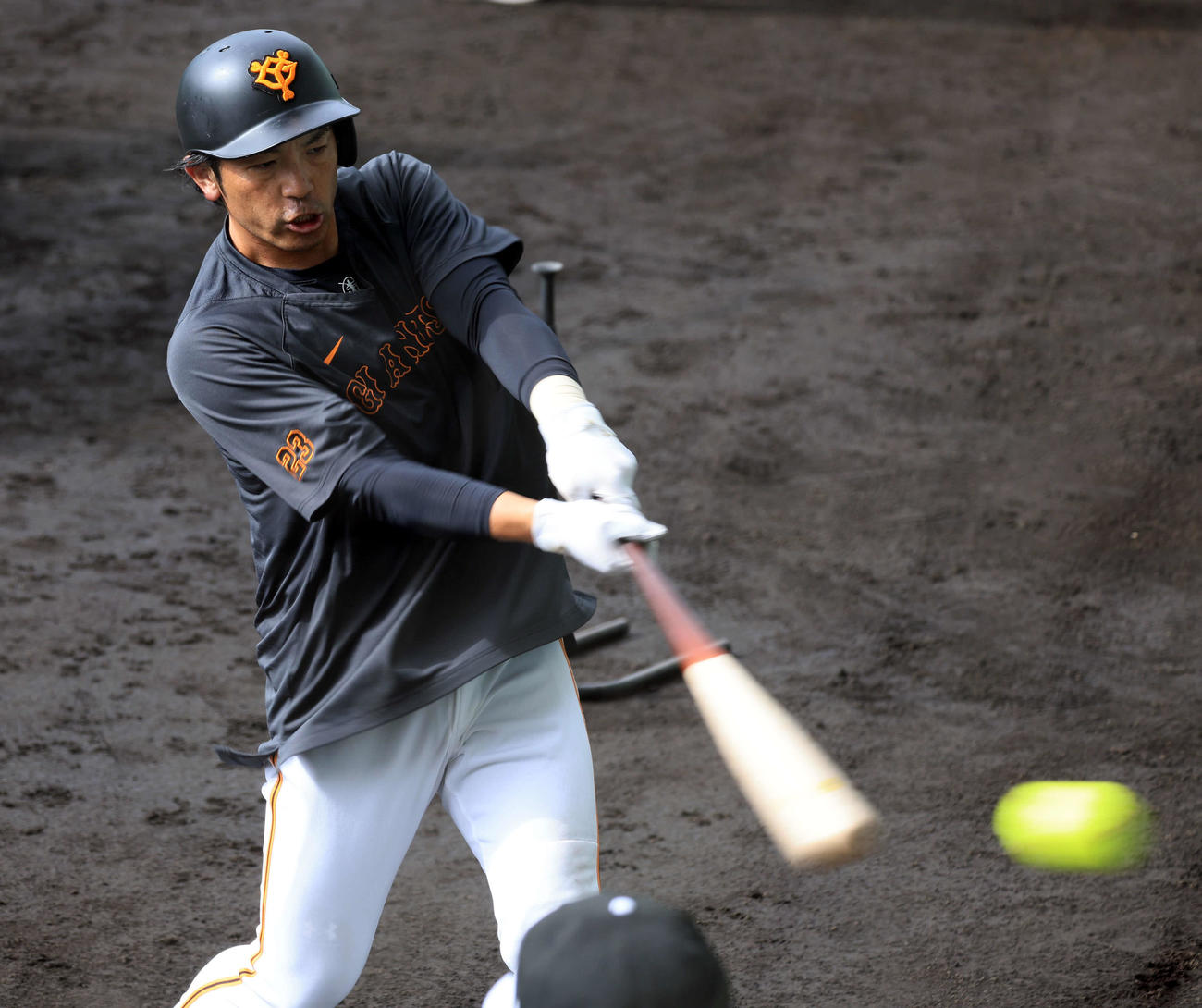 巨人対キューバ代表　試合前、ティー打撃する松田（撮影・浅見桂子）