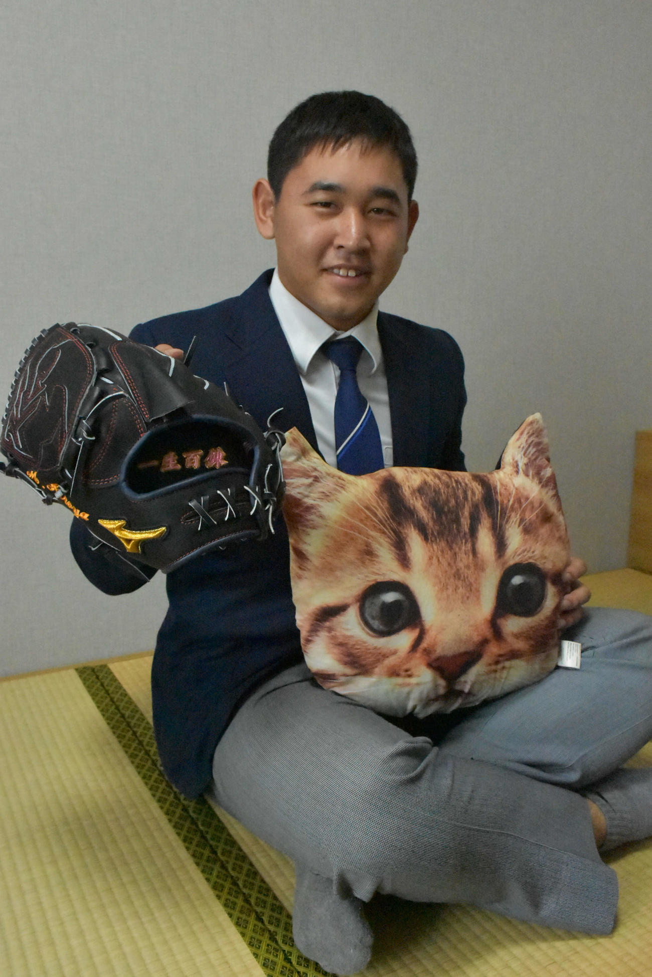 20年1月、沖縄からお気に入りのネコ柄枕と前田健太モデルのグラブを持参した宮城大弥
