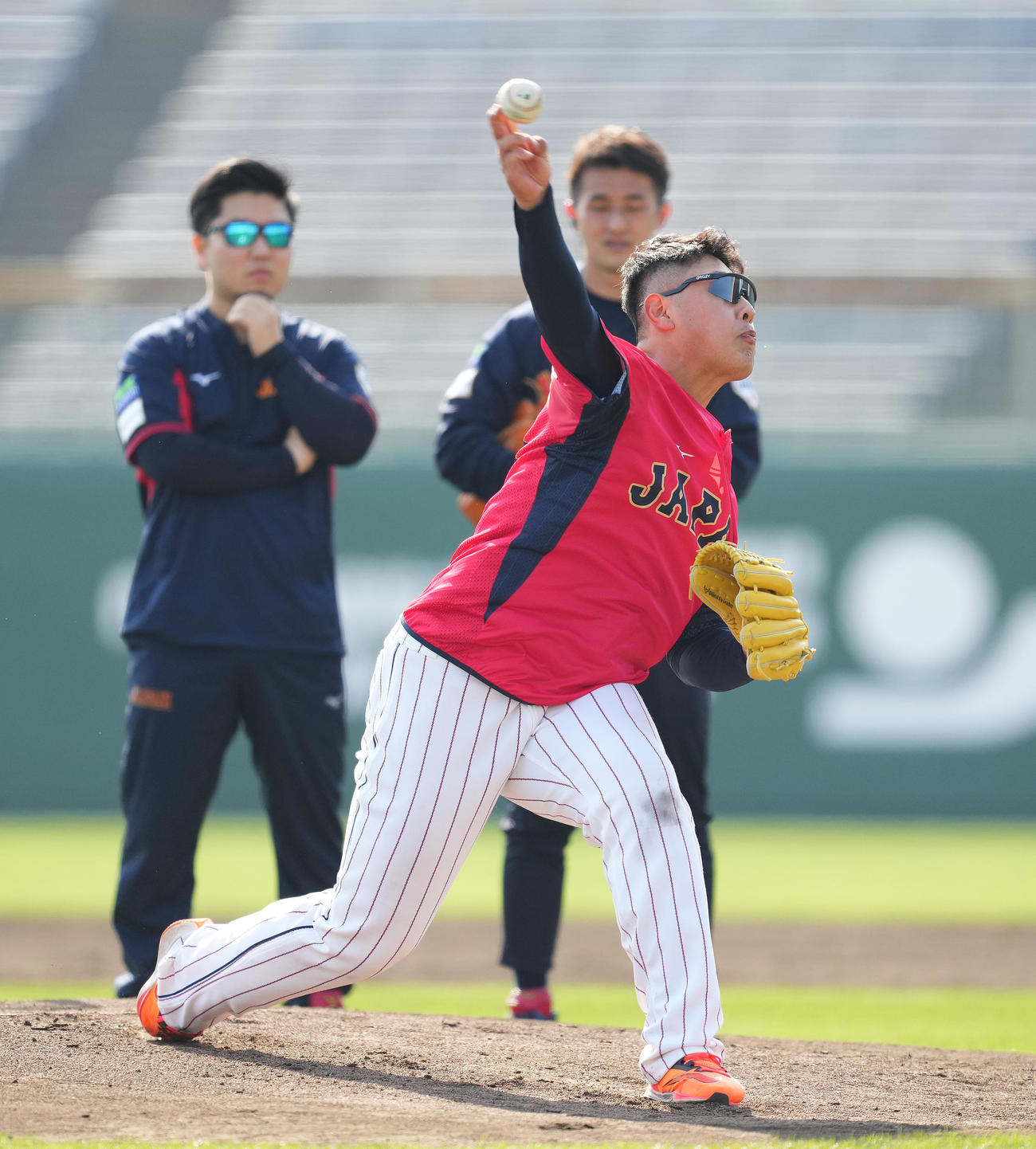 練習後にマウンドで投球し、球速を計る岡本（撮影・菅敏）