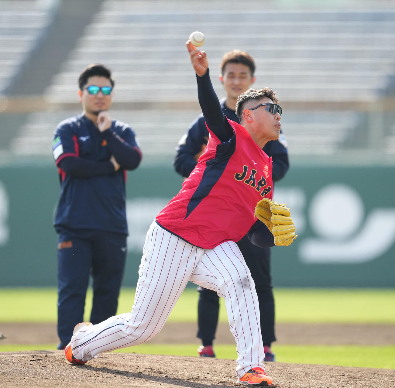 練習後にマウンドで投球し、球速を計る岡本（撮影・菅敏）