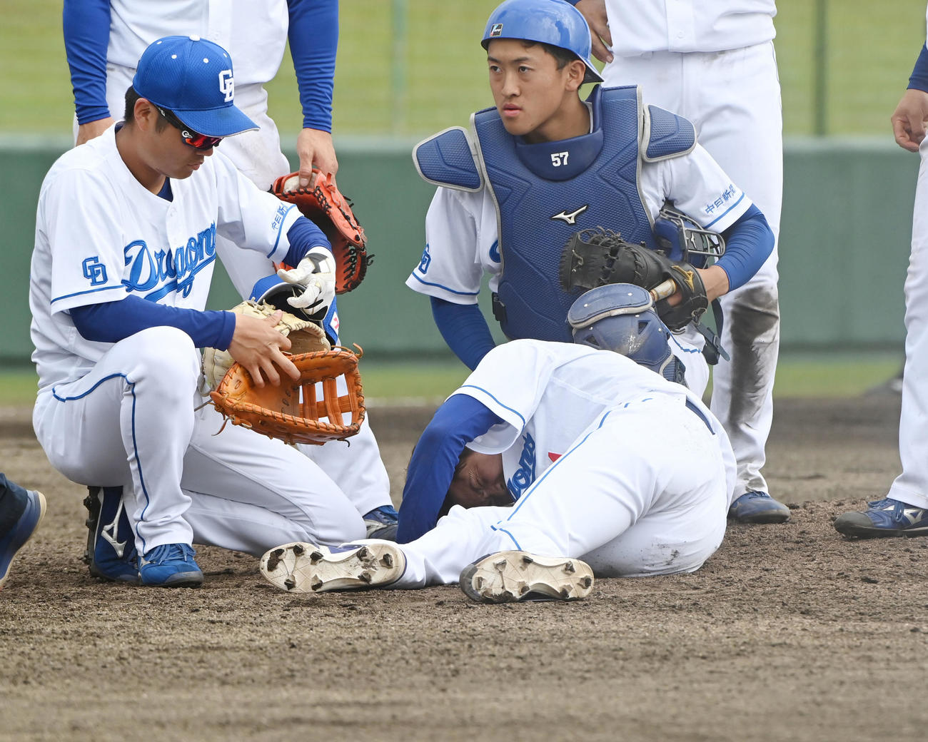 中日対楽天　6回表楽天1死、ウレーニャに投球後、マウンド付近でうずくまる岡田（撮影・森本幸一）