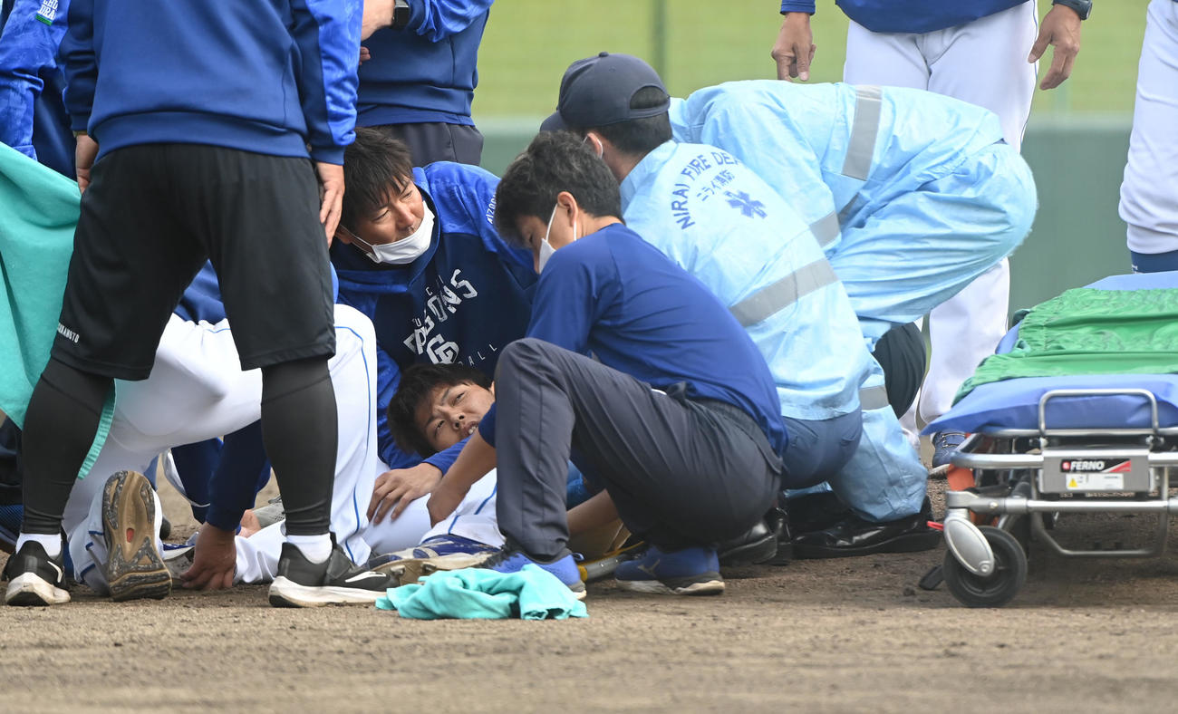 中日対楽天　6回表楽天1死、ウレーニャに投球後、マウンド付近でうずくまる岡田に救急隊が駆け寄る（撮影・森本幸一）