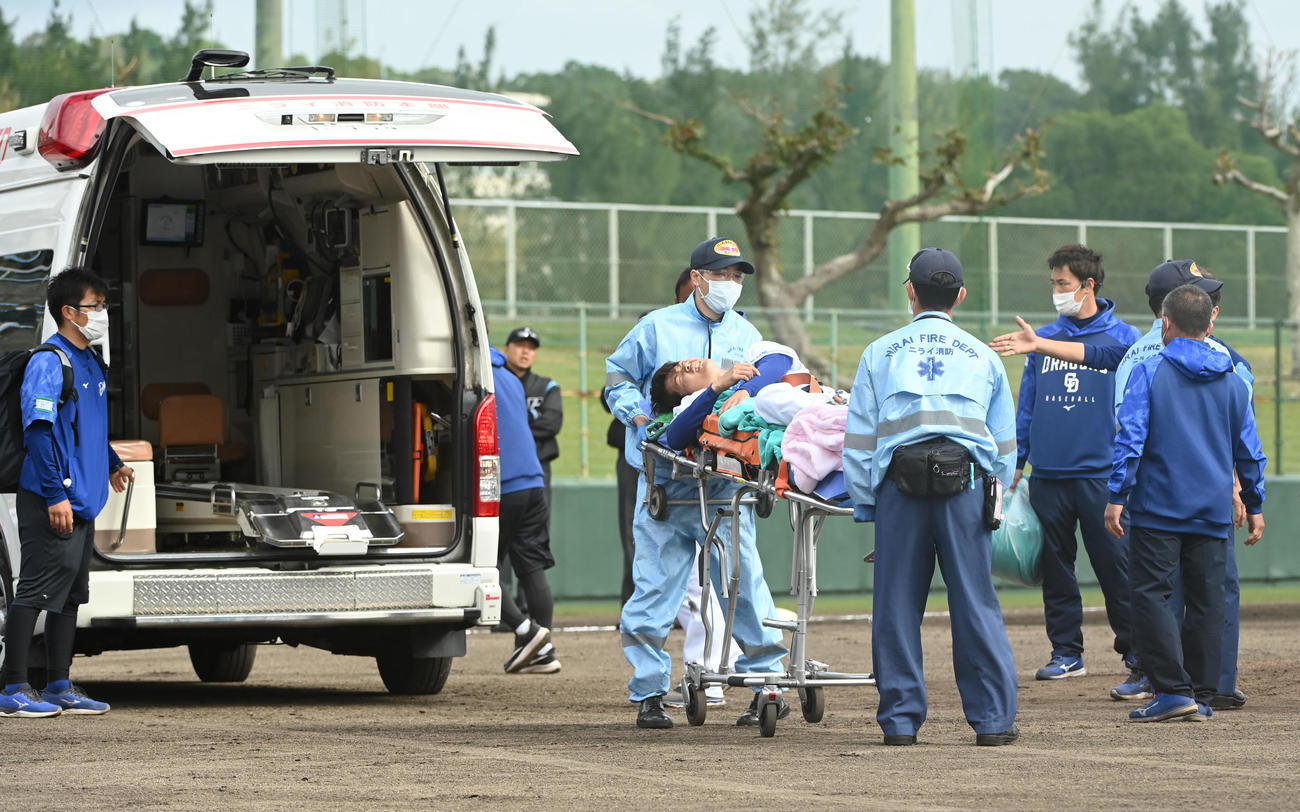 中日対楽天　6回表楽天1死、ウレーニャに投球後、負傷し救急車で搬送される岡田（撮影・森本幸一）