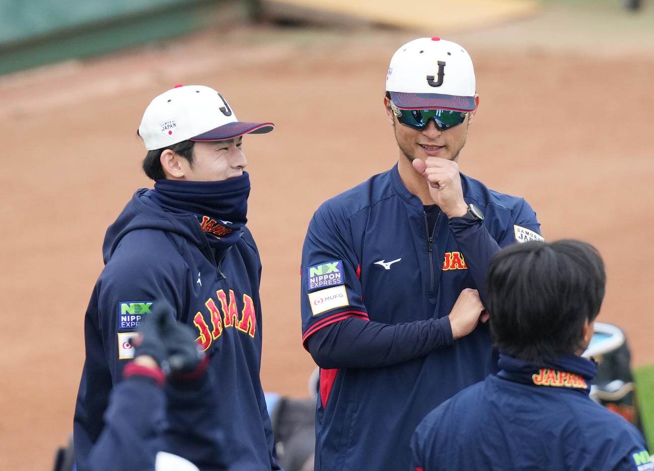 練習を前に笑顔で佐々木（左）と話すダルビッシュ（撮影・菅敏）