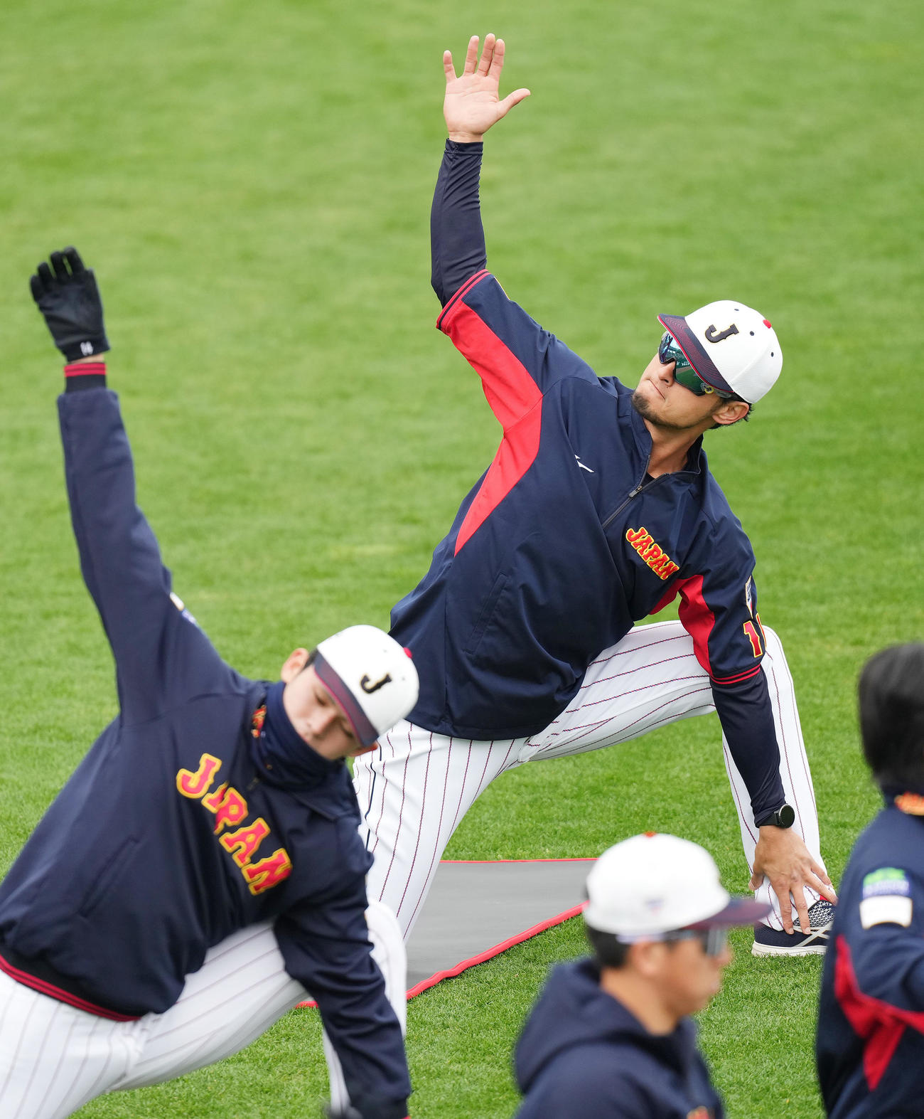 佐々木（左）と並んでストレッチをするダルビッシュ（撮影・菅敏）