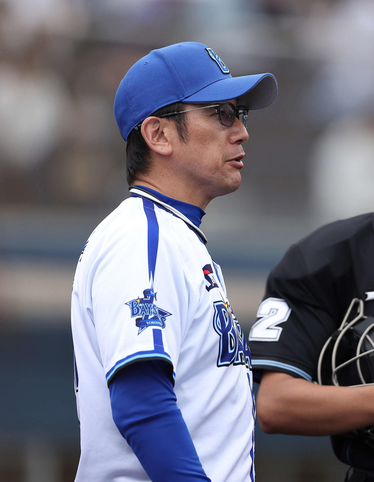 DeNA対ロッテ　4回裏を終え、選手交代を告げる三浦監督（撮影・河田真司）