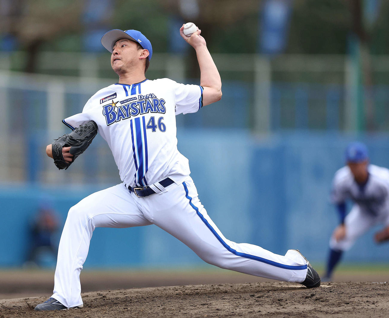 DeNA対ロッテ　6回表、DeNA3番手で登板する田中健（撮影・河田真司）